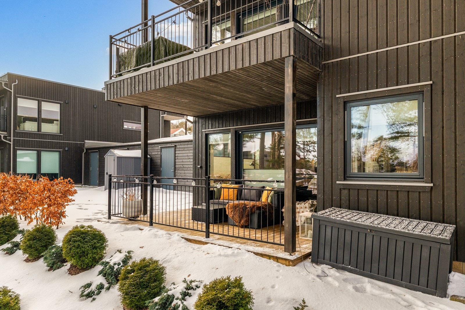 Terrassen er på ca. 12,6 m² og er utført med impregnerte terrassebord montert på trebjelkelag. Rekkverk er utført i sortlakkert stål. Galleribilde
