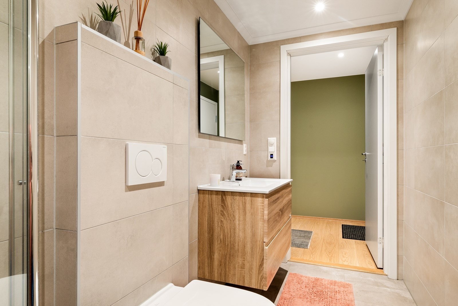 Innredningen består av nedfelt servant, veggmontert toalett og dusjhjørne. Det er mekanisk ventilasjon og tilluft via spalte ved dørterskel. Galleribilde