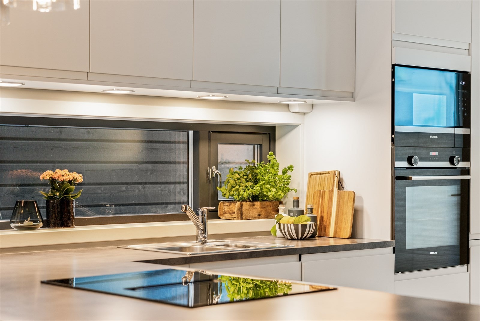 Vinduet over benken gir både naturlig lys og en trivelig arbeidsflate. Galleribilde