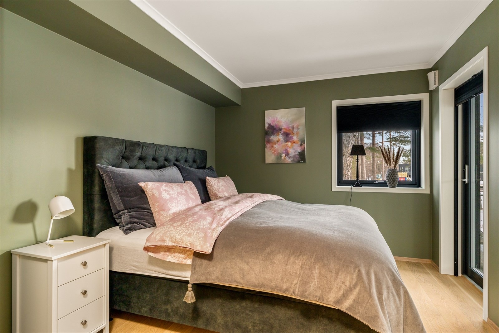 Hovedsoverommet er malt i en delikat og behagelig farge. Galleribilde
