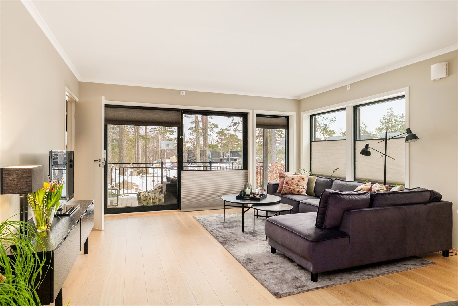 Rommet er malt i en lys og tidsriktige farge. Galleribilde