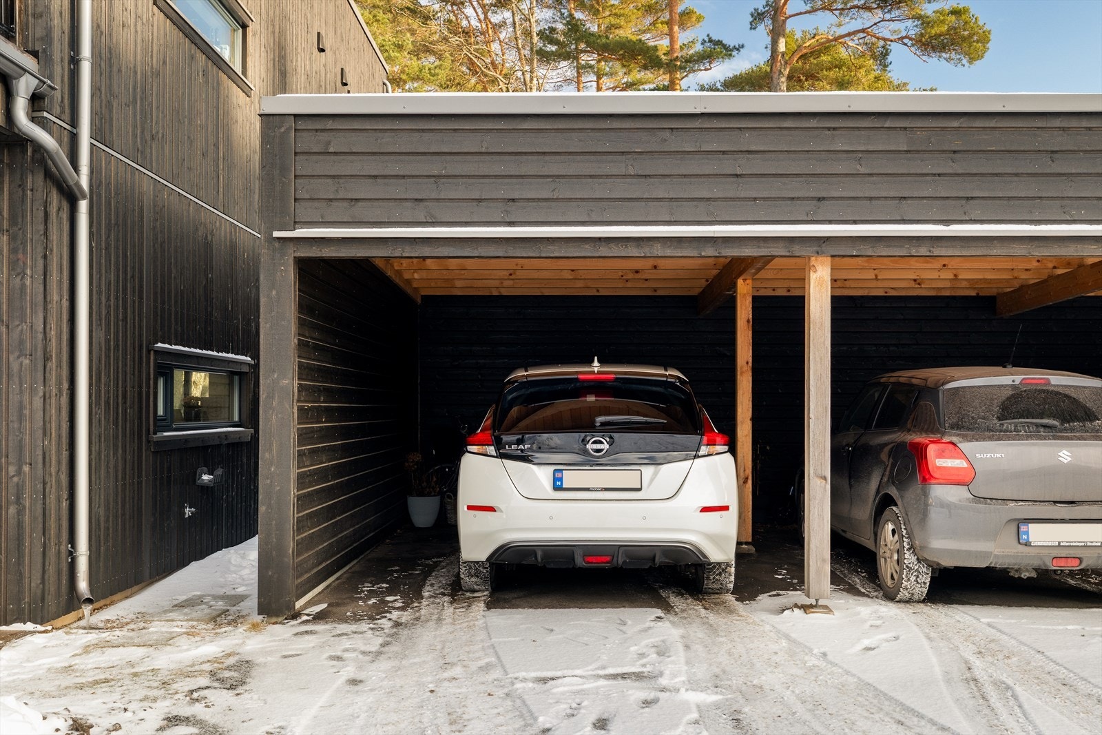 Leiligheten disponerer carport med tilhørende bod. Galleribilde