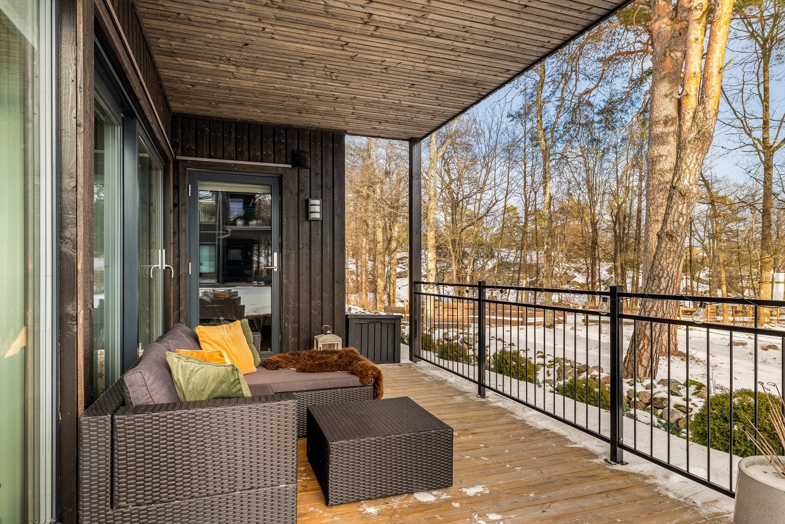 Terrasse med flott, landlig utsyn - et deilig sted å trekke seg tilbake på varme sommerdager. Galleribilde