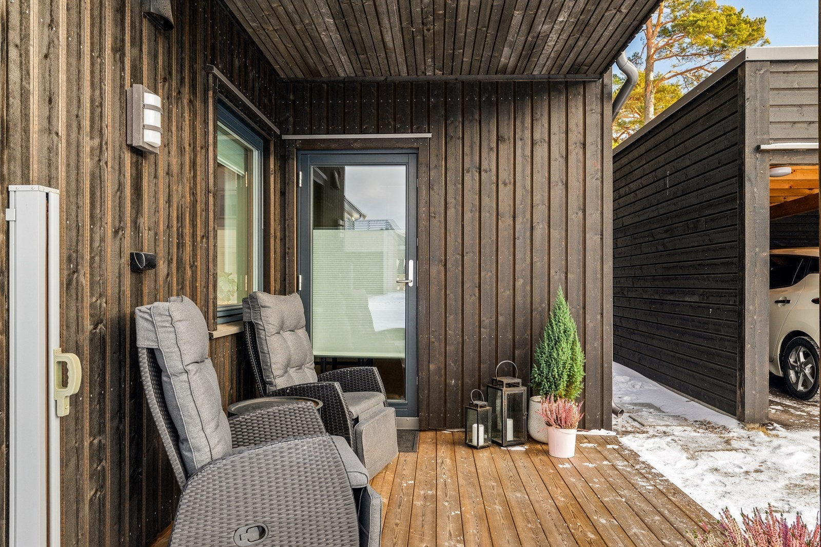 Fra kjøkkenet er det utgang til en hyggelig platting på ca. 6,8 m². Galleribilde