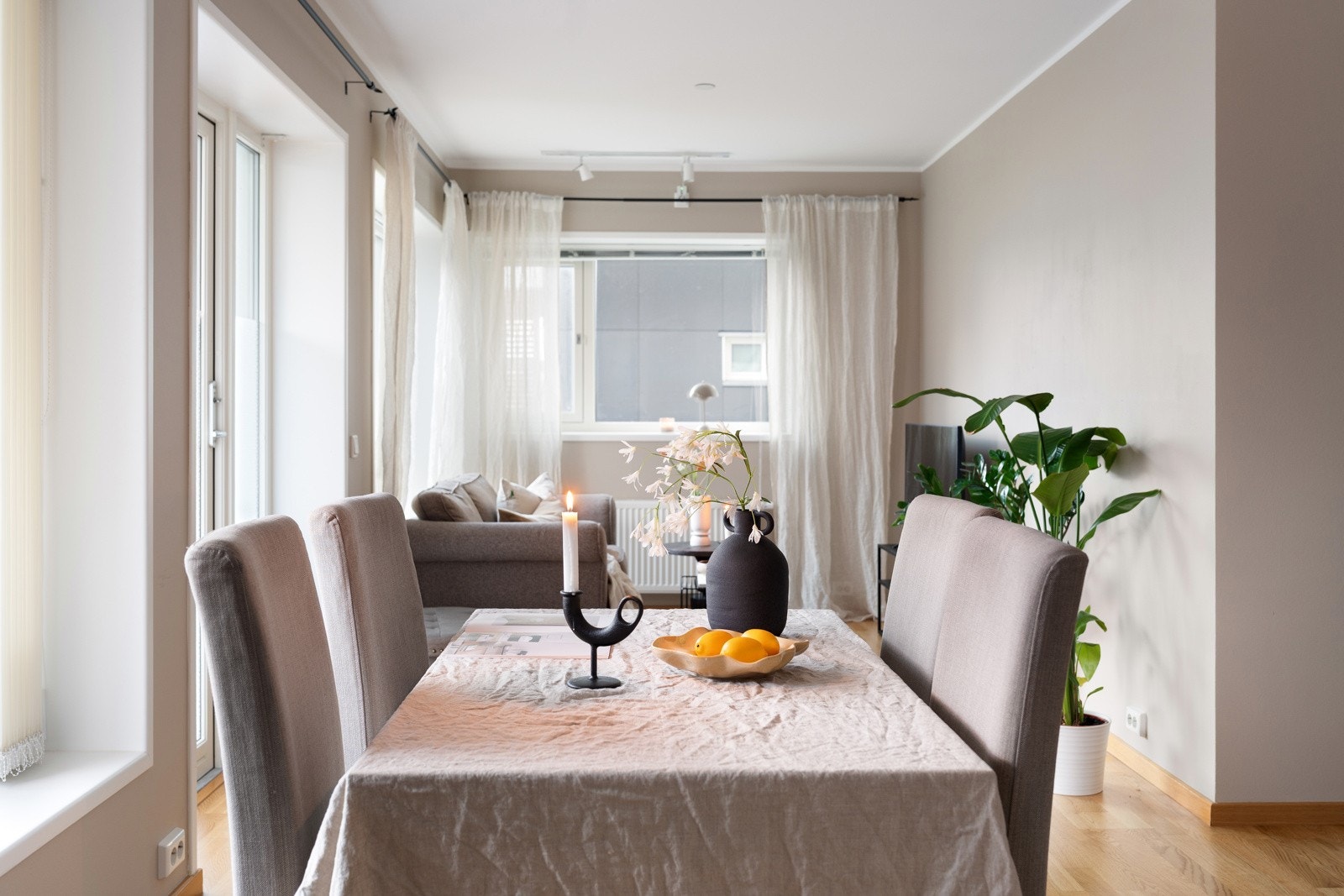 Spisebordet finner sin naturlige plass ved kjøkkenet.