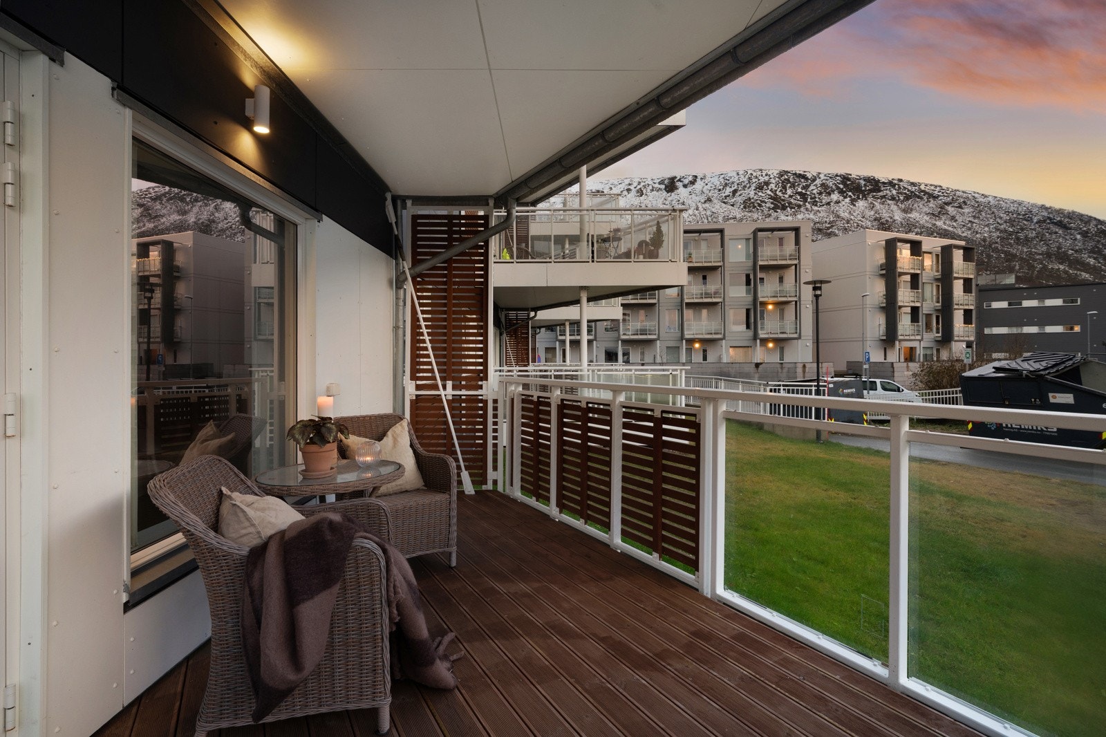 Stor terrasse på 14kvm med utgang fra stuen.