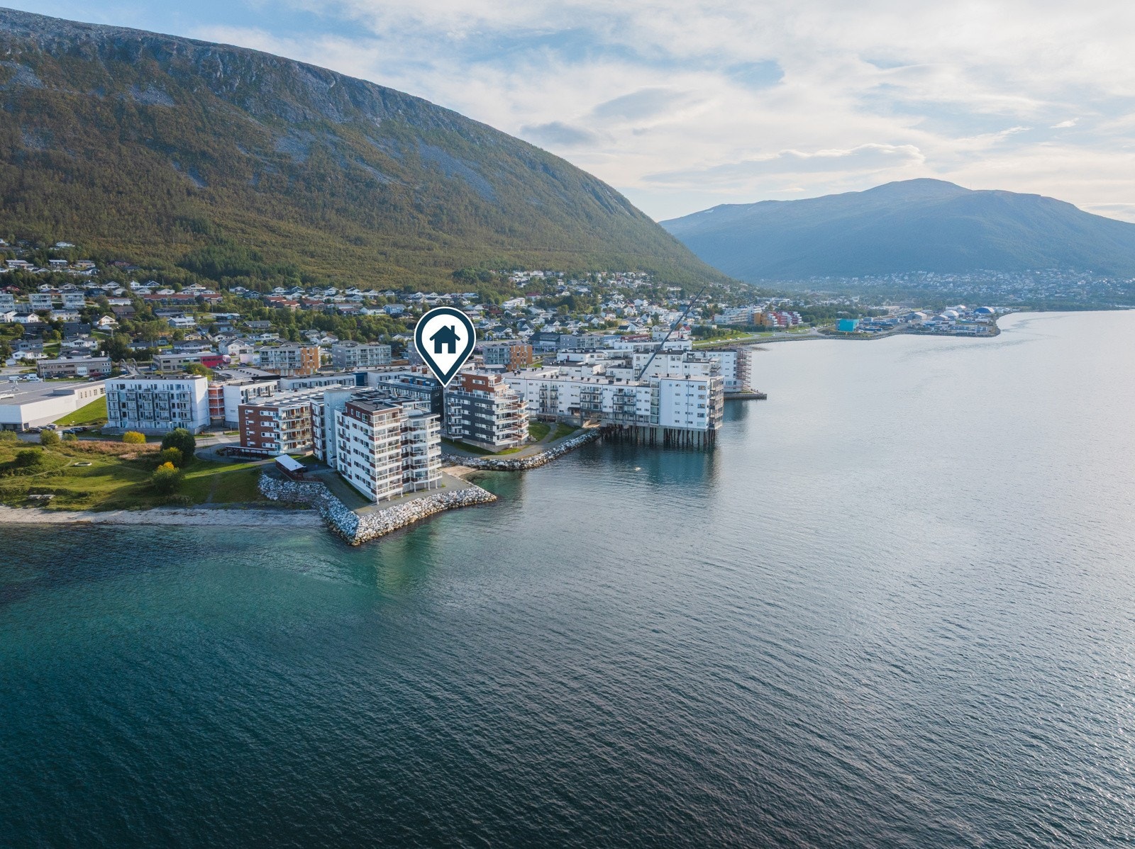 Her bor du maritimt til i et veletablert boligområde med strand- og kaipromenade, lekeplasser, barnehage, treningsstudio og flere dagligvarer i umiddelbar nærhet!
