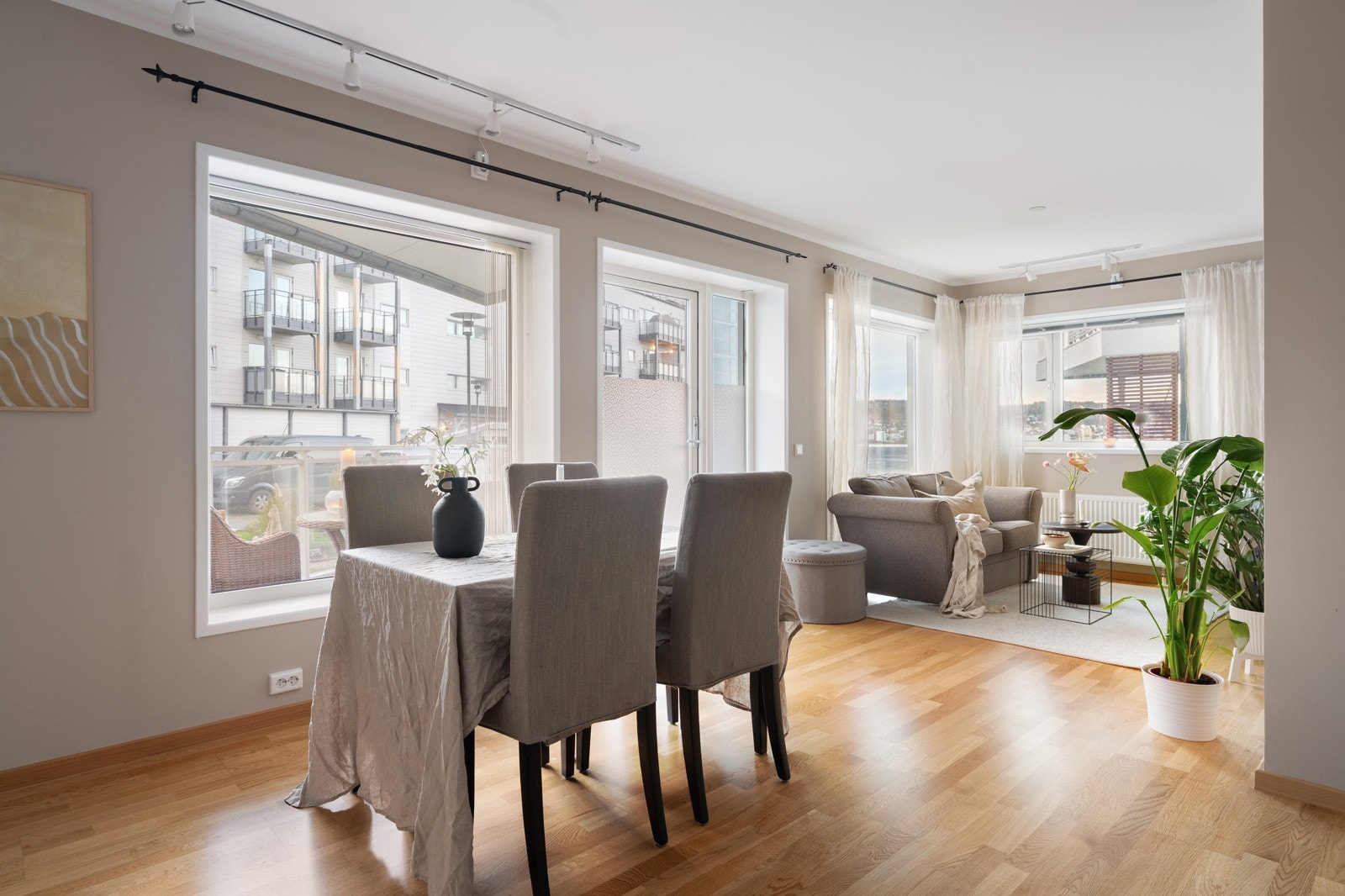 Leiligheten har en moderne planløsning med store vindusflater som gir et gjennomgående luftig og lyst uttrykk.