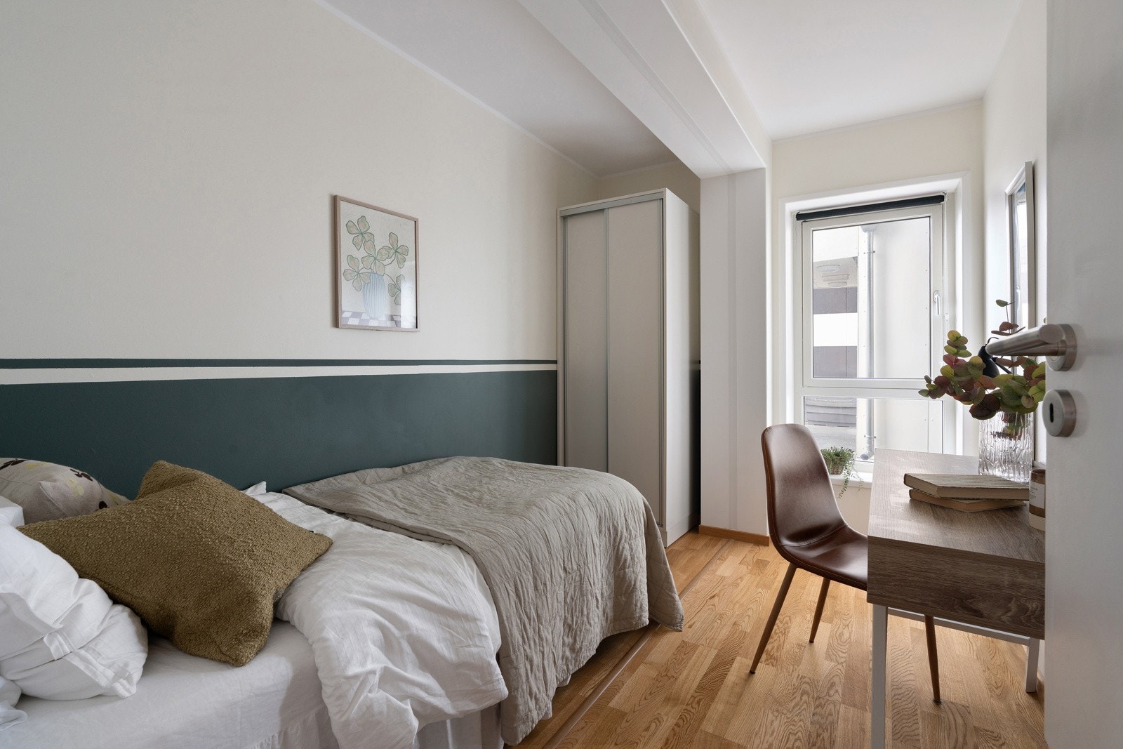 God plass til seng, skap og pult.