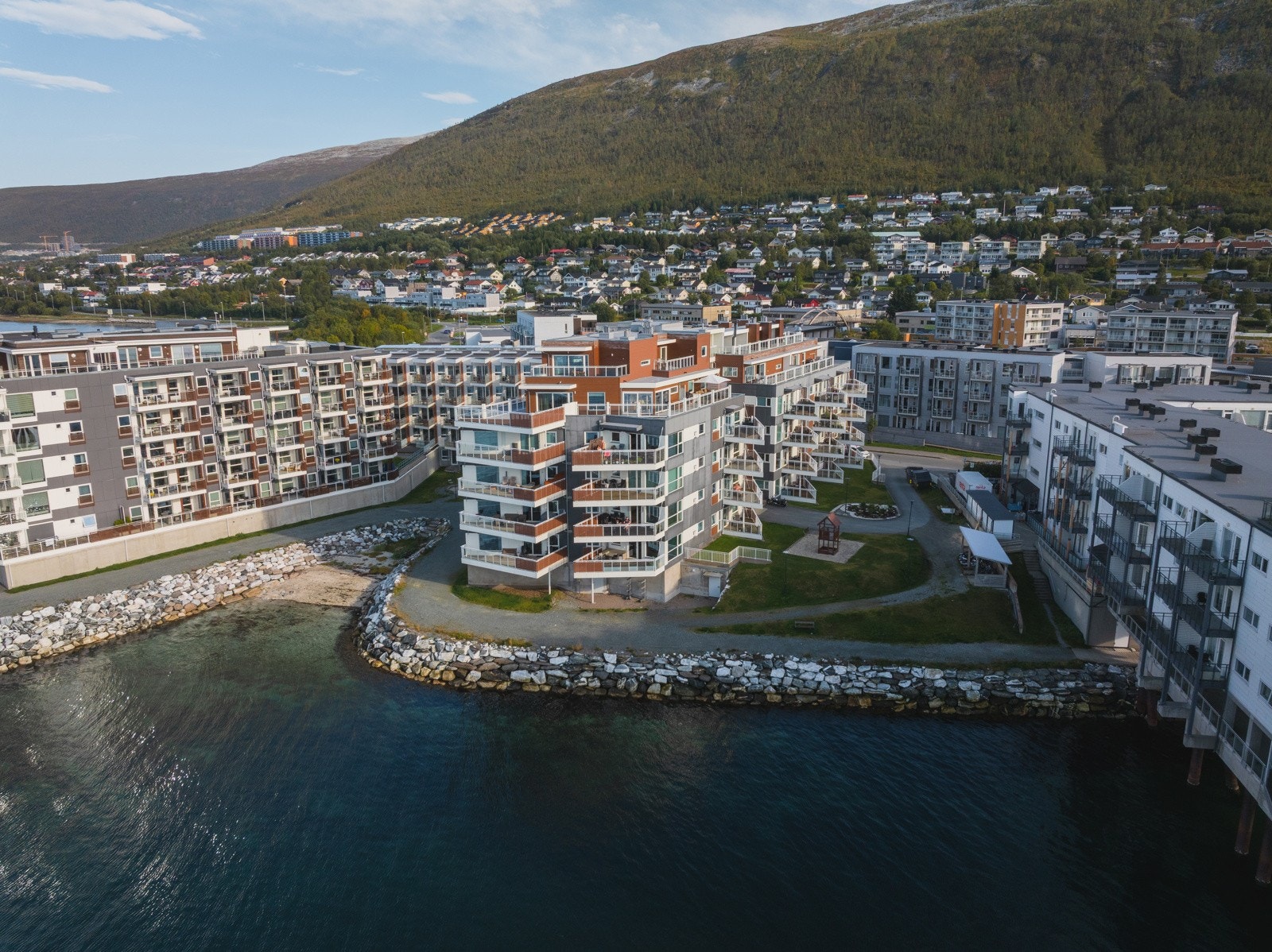 Tomasjordnes er et ettetraktet og veletablert boområde med flotter kvaliteter som nærhet til sjø, matbutikk, barnehage mm.
