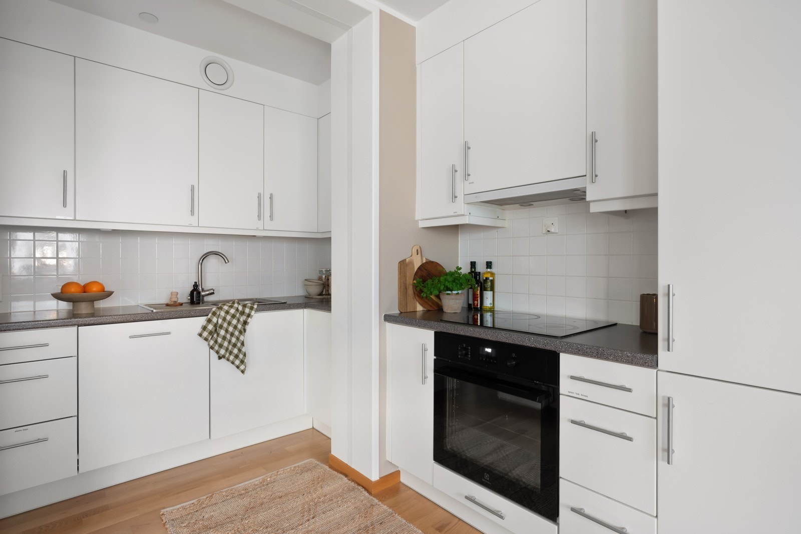 Her nyter du i tillegg rikelig med lagring i over- og underskap.