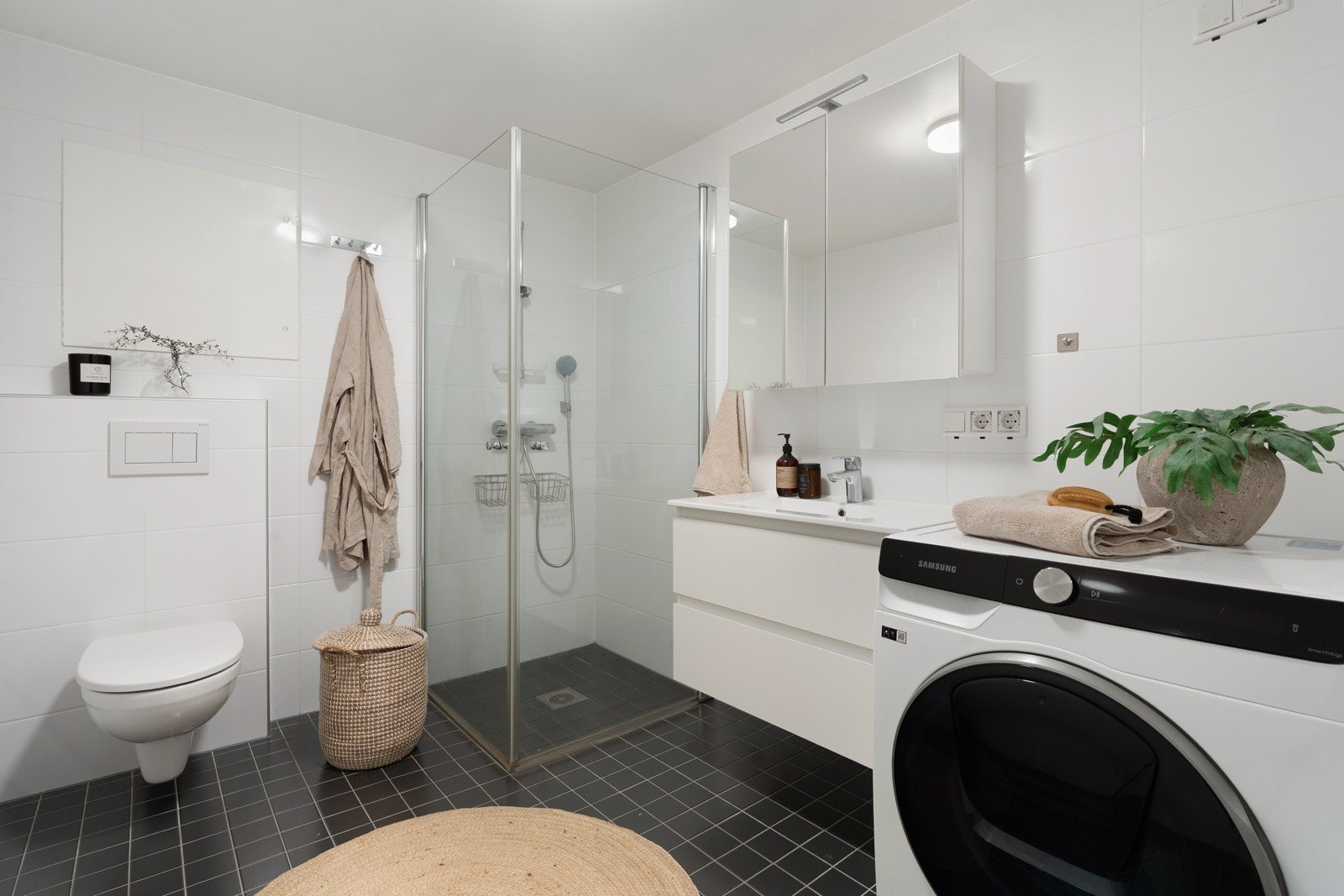 Komplett flislagt  med opplegg til vaskemaskin, vegghengt servant og cisterne. Dusjhjørne.