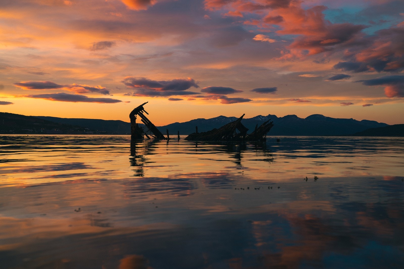 Vraket av Oimara kan oppleves rett ved (les mer her: https://digitaltmuseum.no/011085440111/batvraket-ved-tomasjordnes)