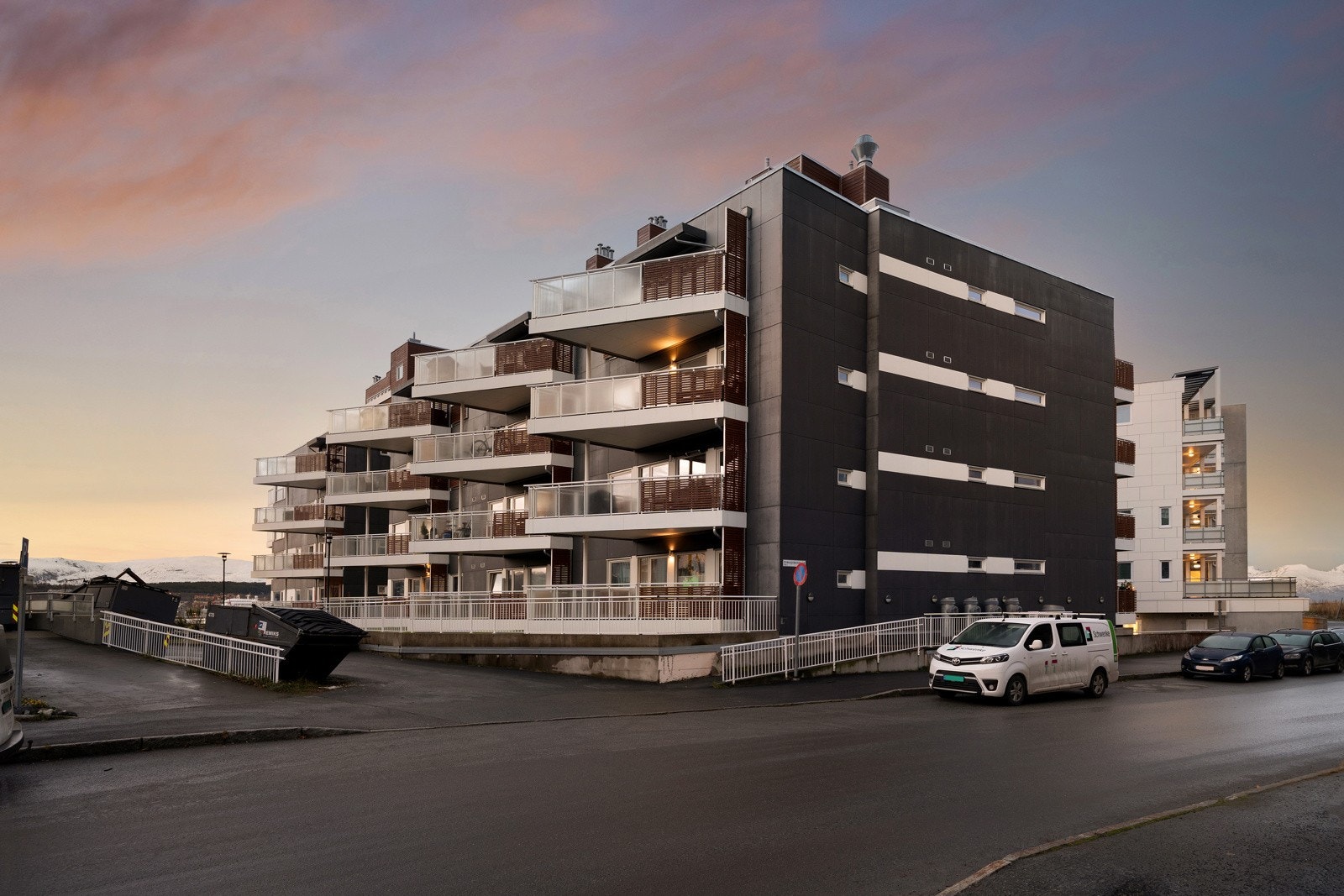 Det er godt med gjesteparkering langs hovedveien på Tomasjordnes.