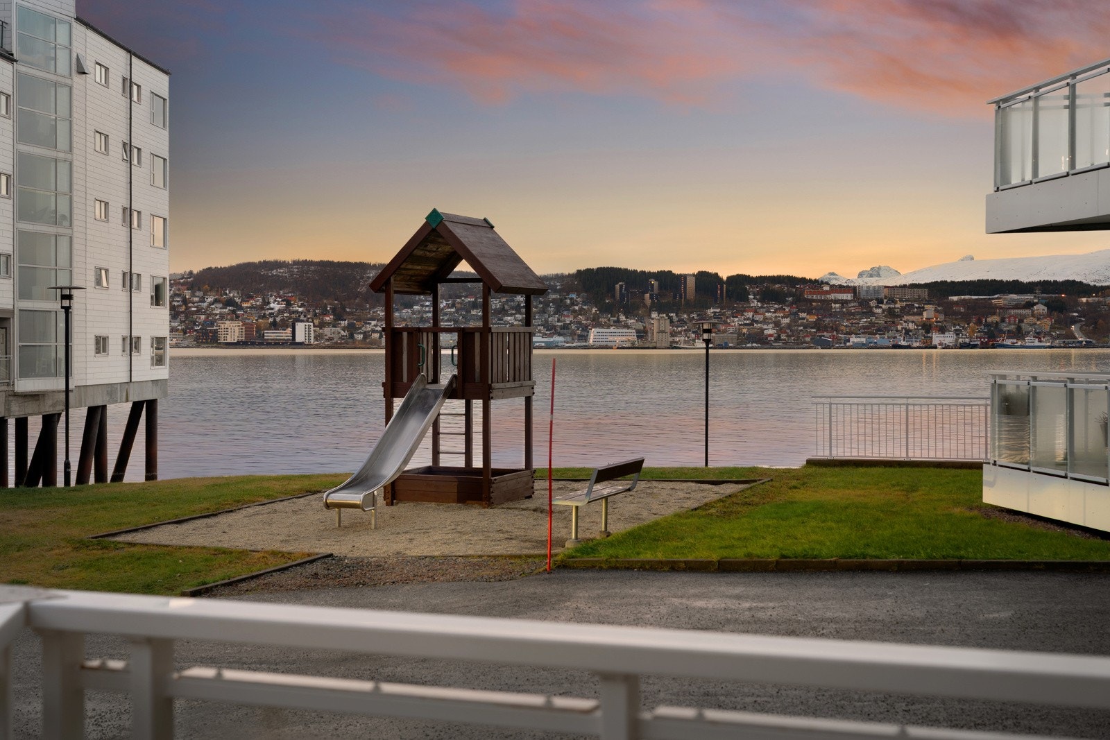 Moderne 4-roms selveier på populære Tomasjordnes.