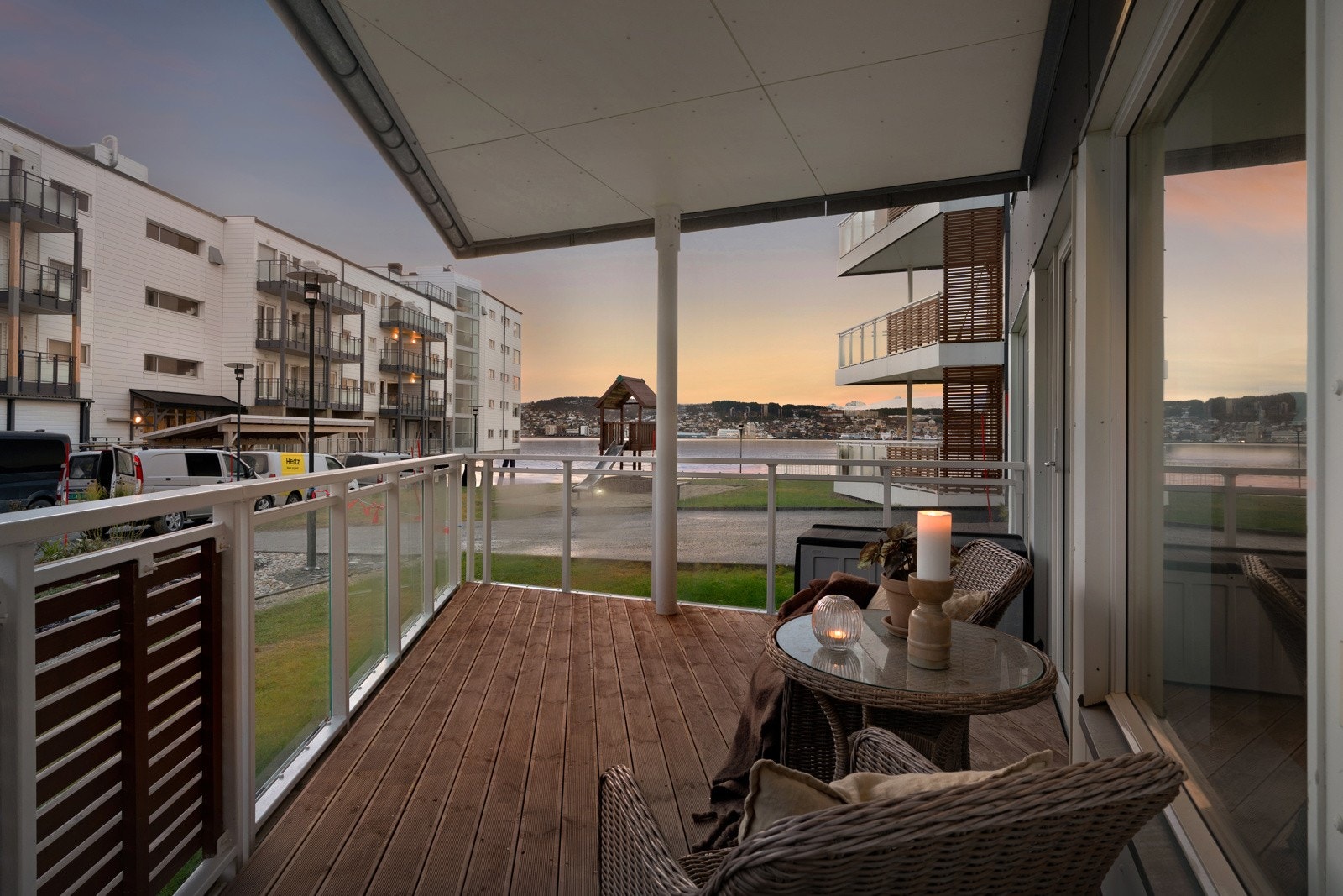 Terrassen er overbygd og har godt med plass til utemøblementet ditt.