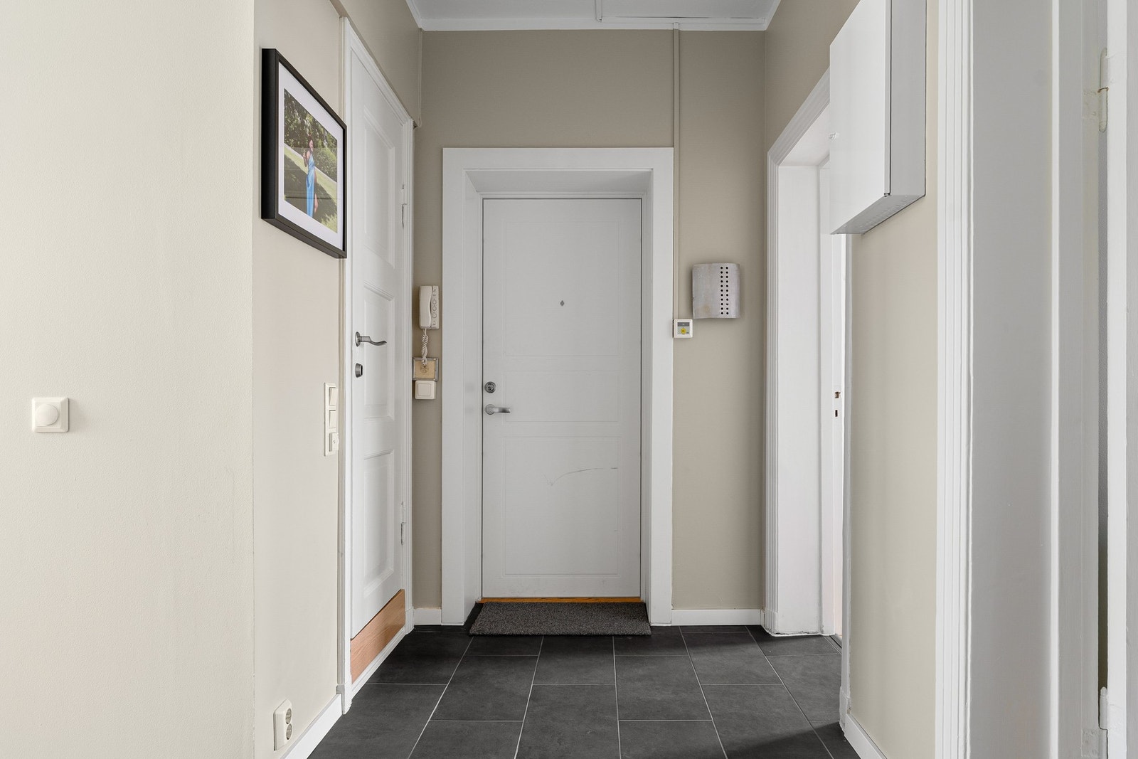 Flislagt entré med sikringsskap og callinganlegg lett tilgjengelig. Galleribilde