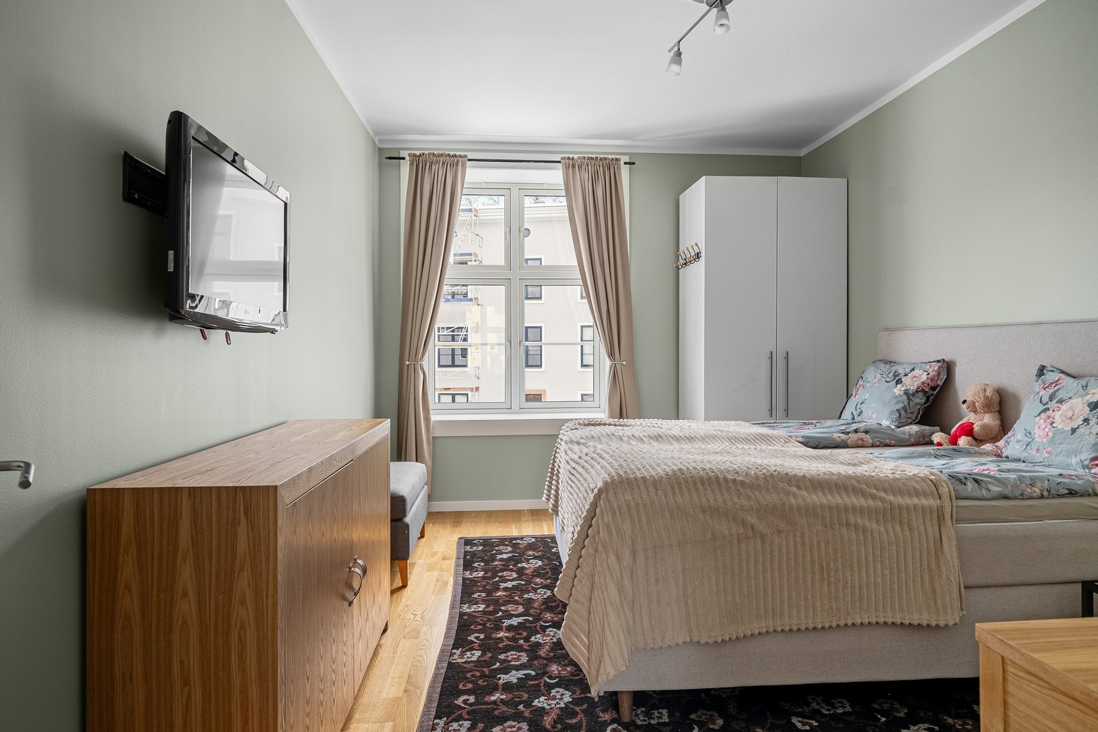 Stort og lunt soverom med lite innsyn. Garderobeskap følger også med i salget. Galleribilde