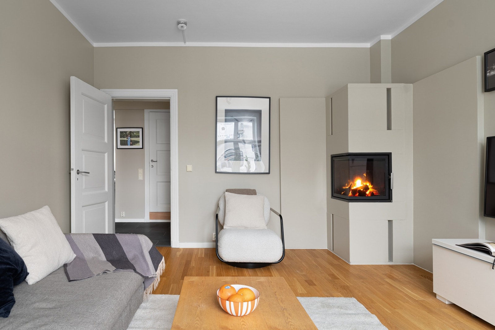 Stuen blir det naturlige oppholdsrommet, med god takhøyde. Galleribilde