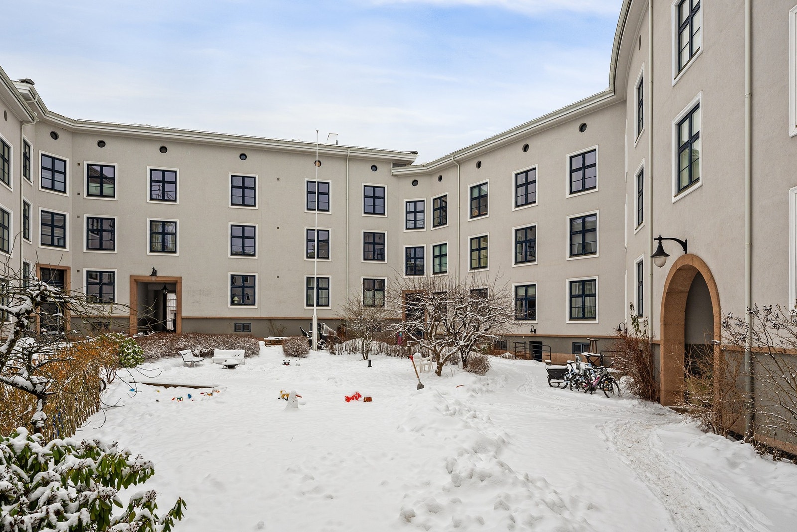 Gårdsrommet trekker seg langt, med flere forskjellige soner for aktiviteter. Galleribilde