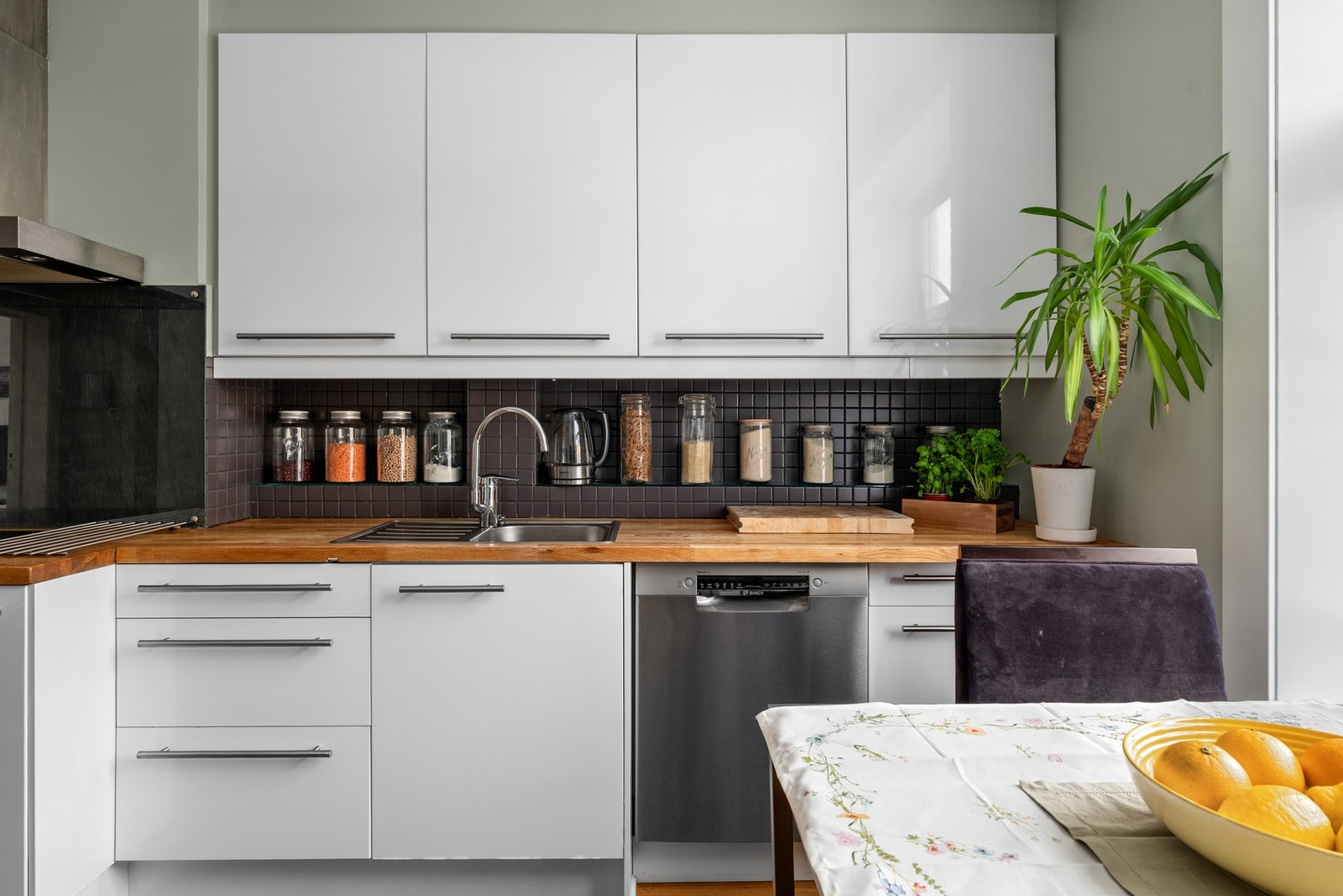 Oppvaskmaskin og kjøl/fryseskap er fra 2025. Her har du veldig god lagring for diverse. Galleribilde