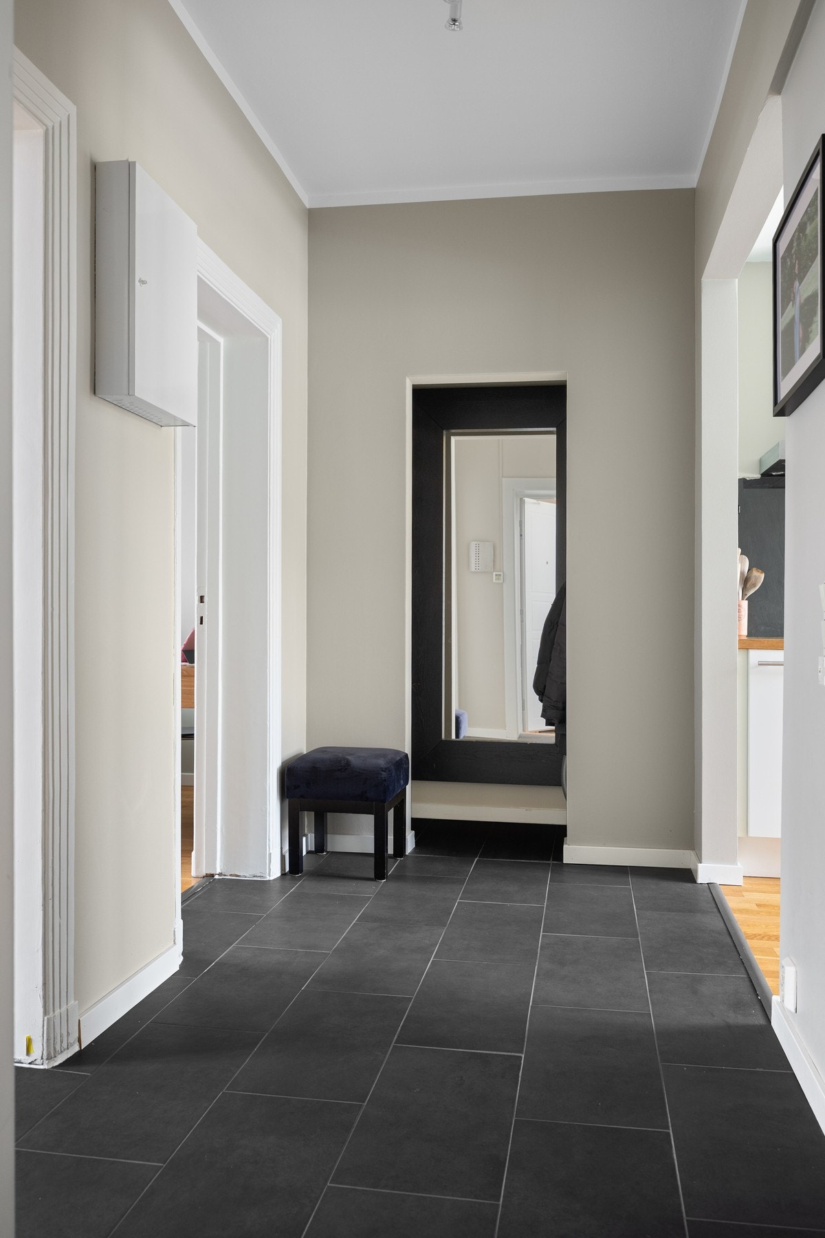 I motsatt side er det en kjekk garderobeløsning for yttertøy. Galleribilde