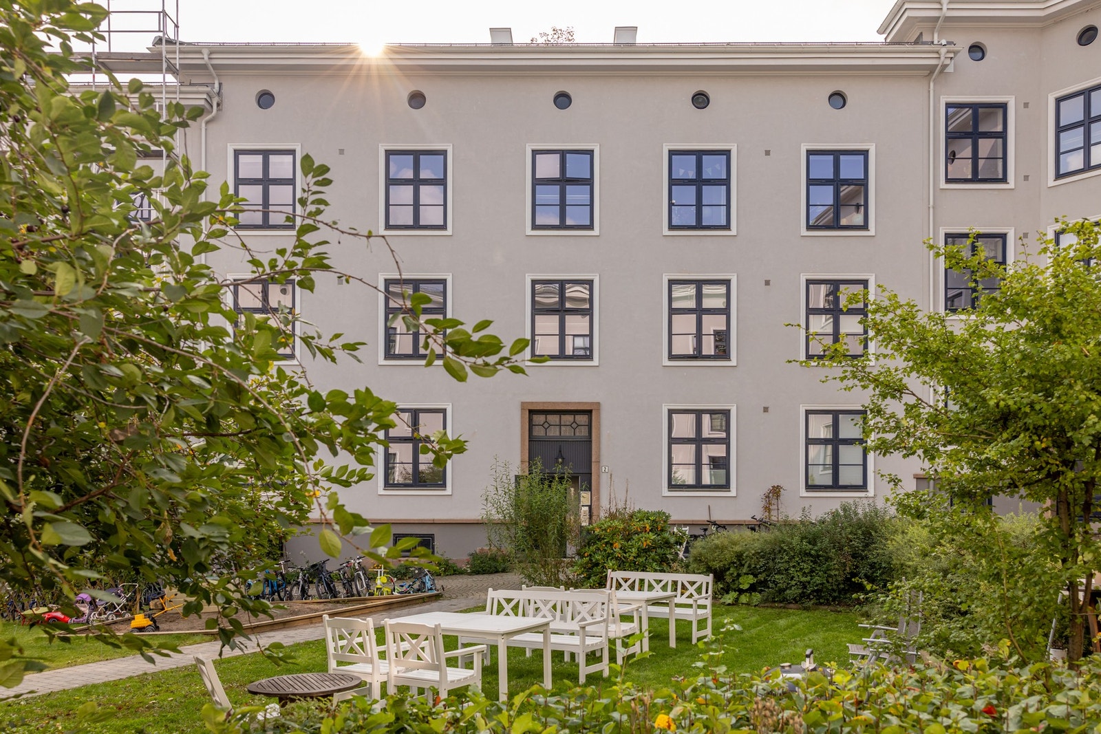 Borettslagets nydelige bakgård byr på trivelige forhold for familier og bekjente som ønsker privatliv, midt i byen. Galleribilde