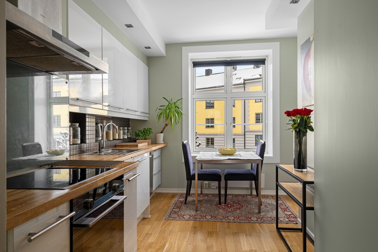 Leiligheten har et eget separat kjøkken med plass for en trivelig sittegruppe. Galleribilde