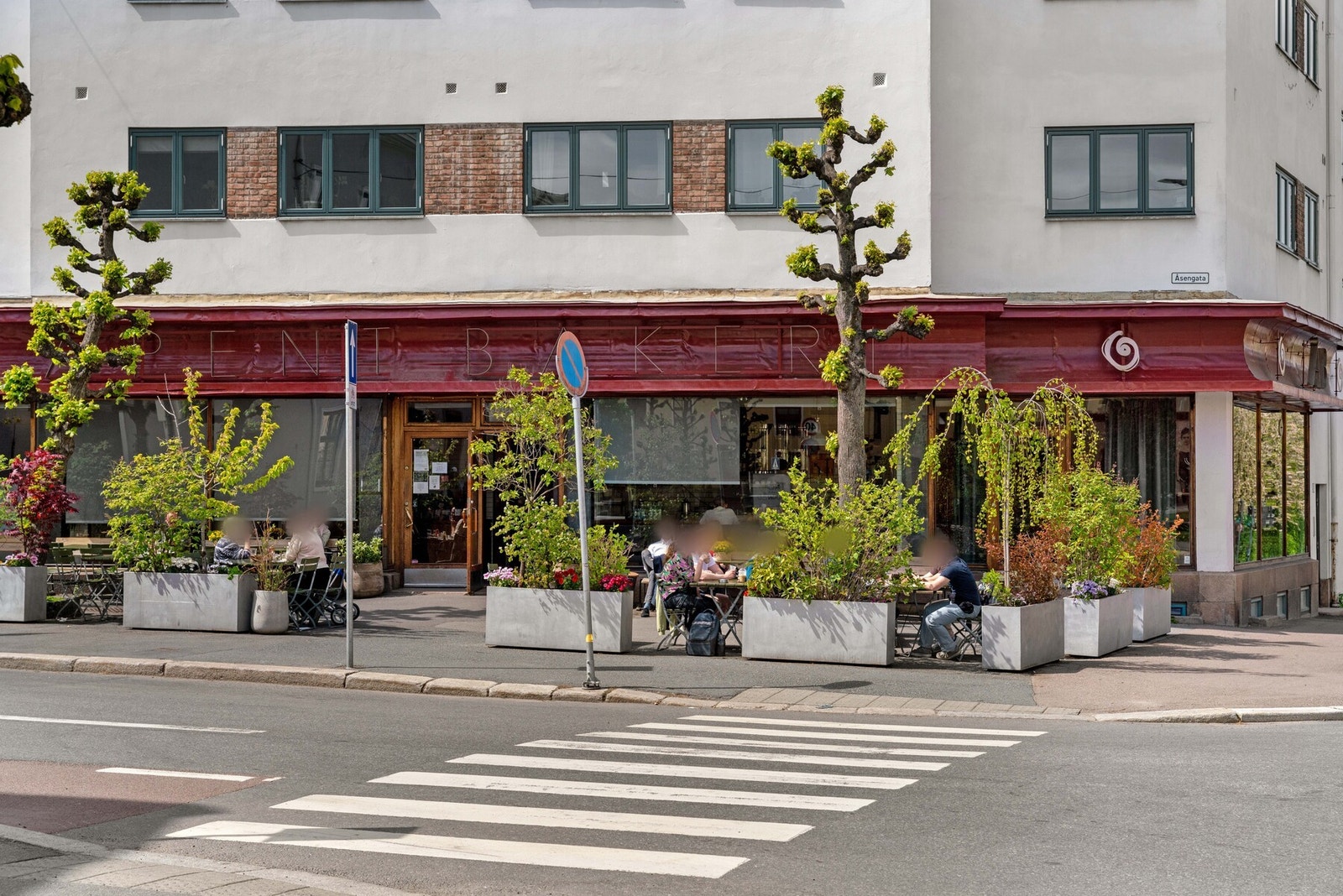 Det er kort vei til flere hyggelige spisesteder og cafeer, som for eksempel Åpent Bakeri. Galleribilde