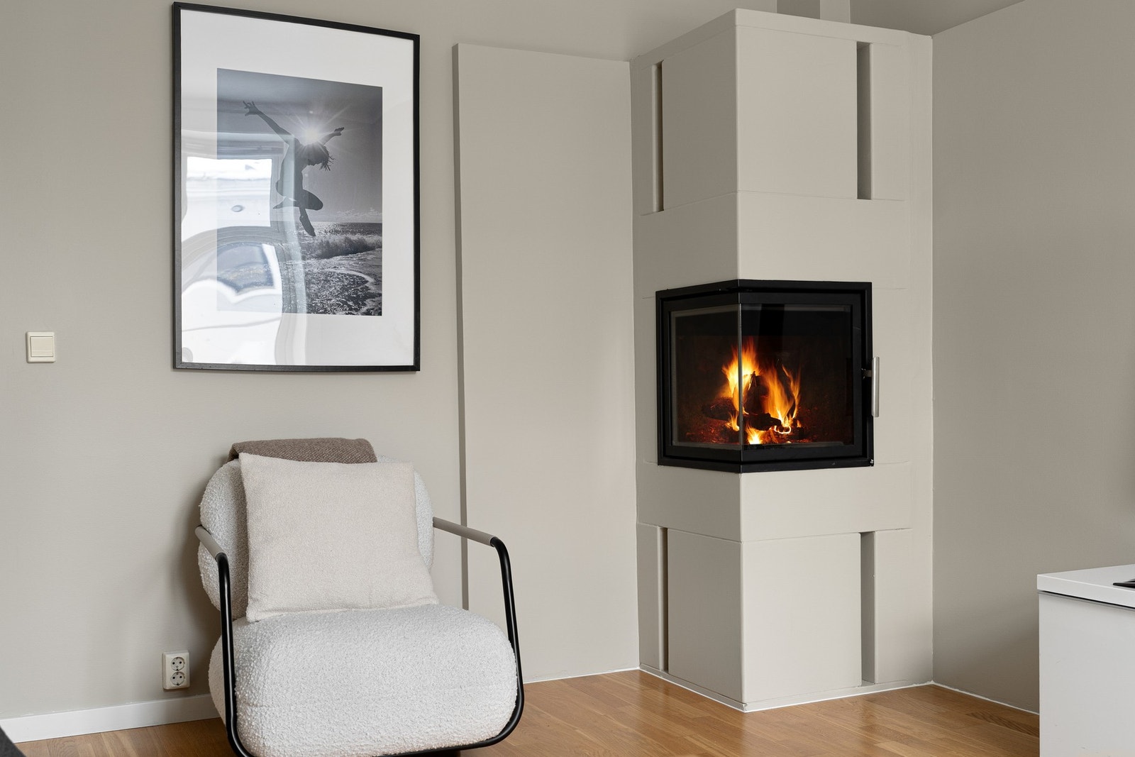 Den moderne peisen fungerer som et stasjonært samlingspunkt med jevnere varme til leiligheten. Galleribilde