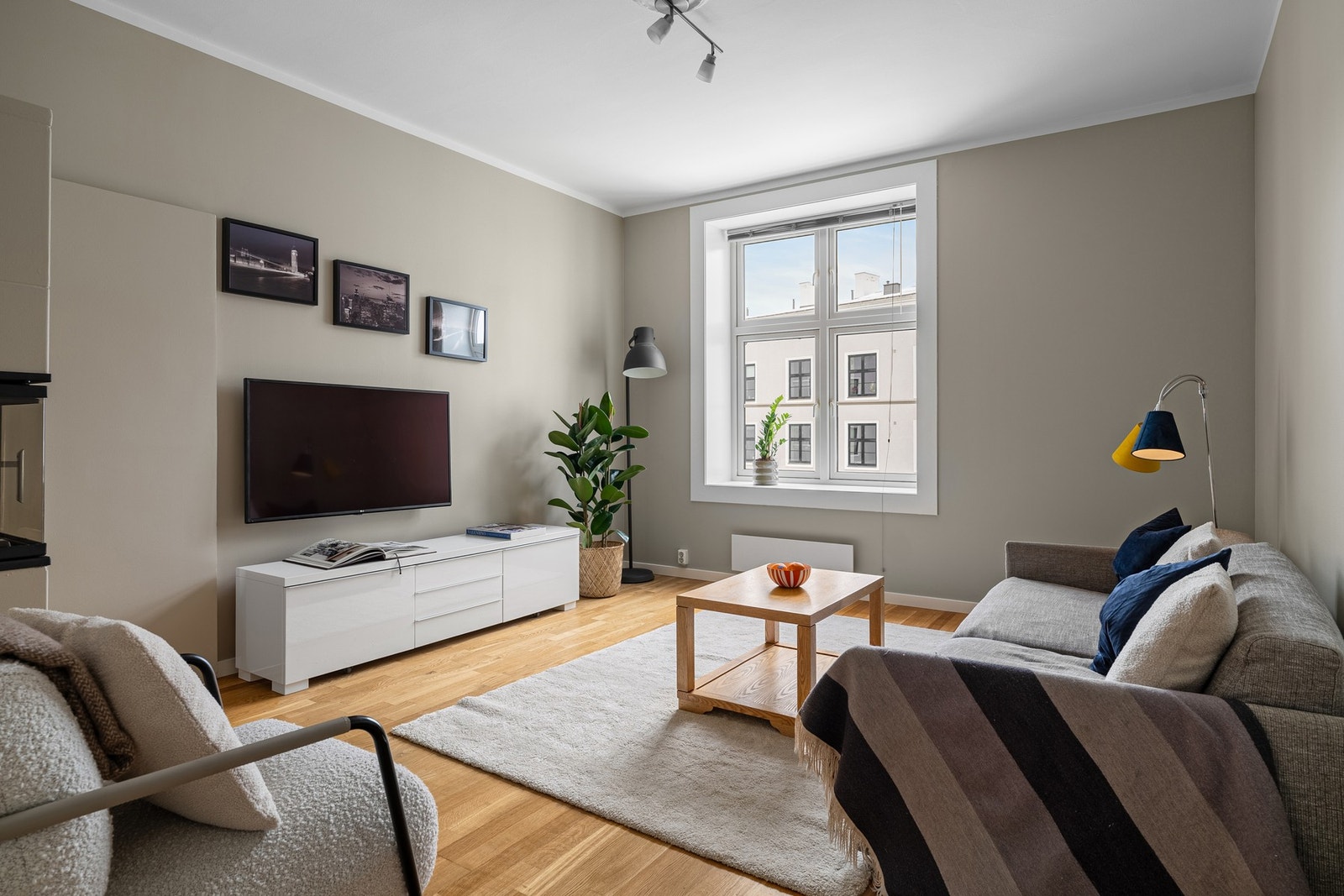 Store 2-lags vinduer fra 2016 med vide vinduskarmer som tilrettelegger for naturlig lysinnslipp. Galleribilde