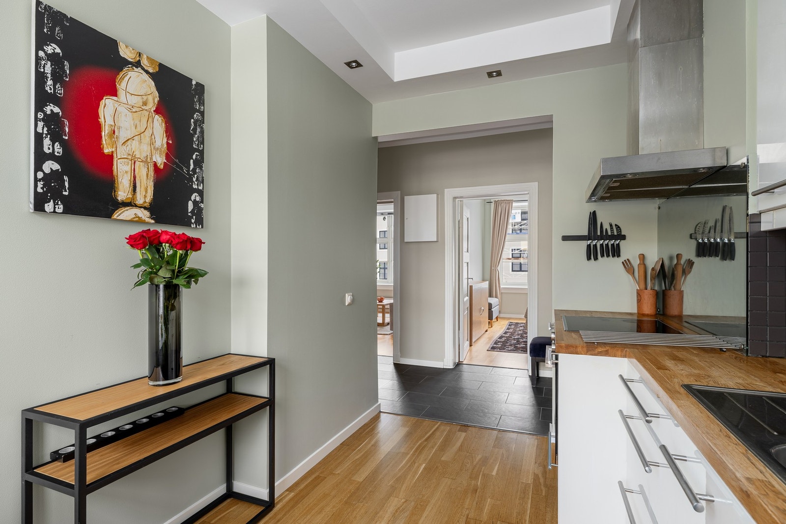 Ny stekeovn ble montert i 2024. Kjøkkenet har også downlights for god belysning! Galleribilde