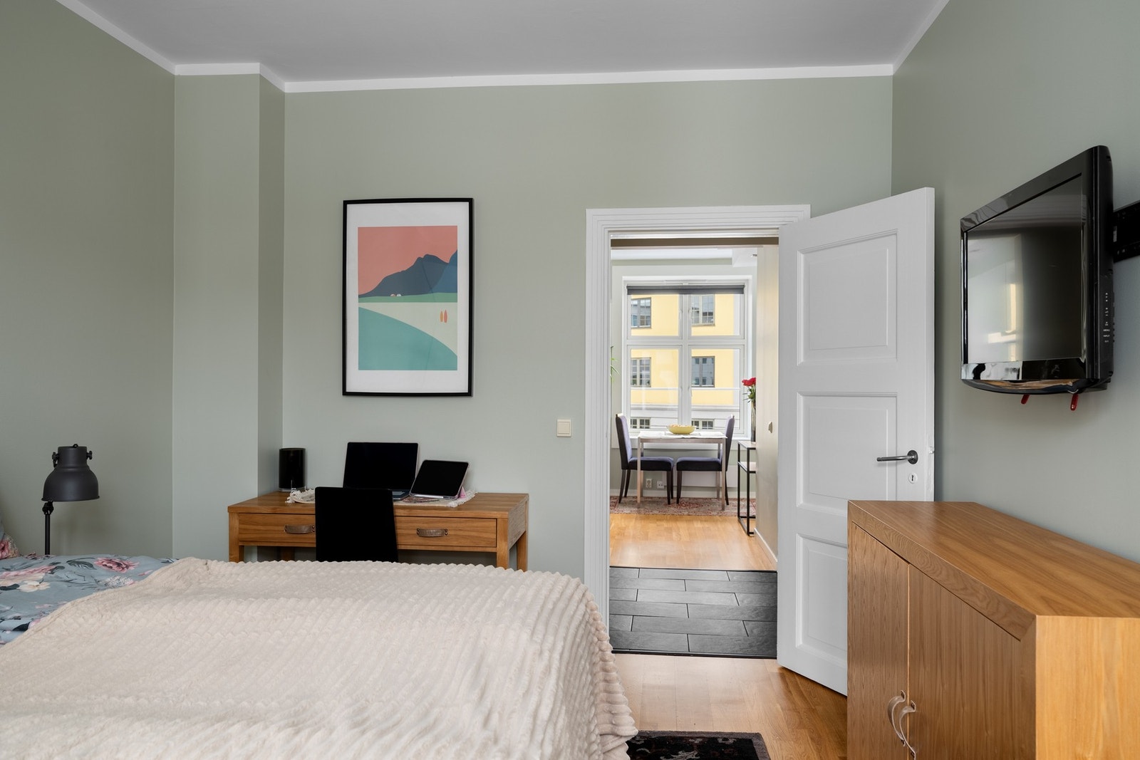 Her er det god plass til dobbeltseng, skrivebord og garderobe. Galleribilde