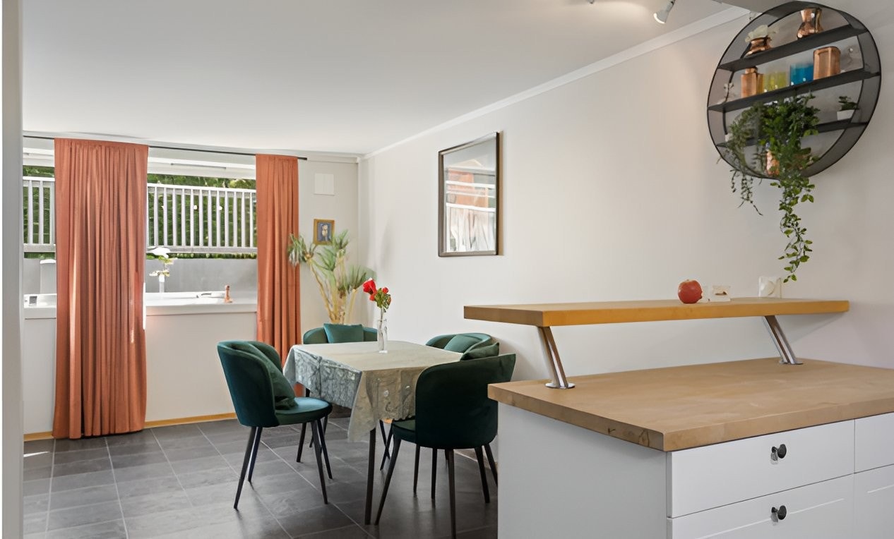 Utsikt til stue fra kjøkken Galleribilde