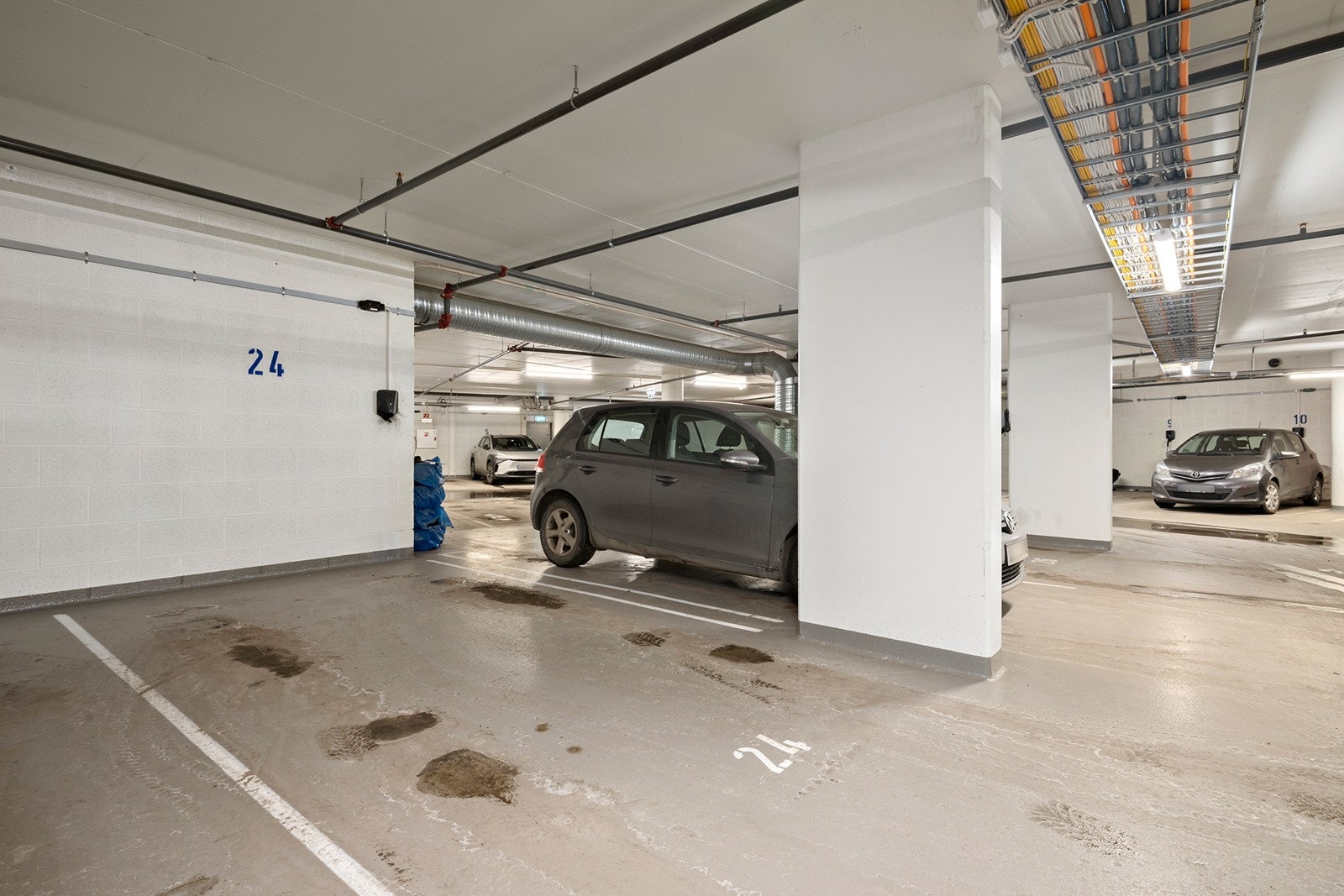 Kjøper får opsjon på å kjøpe garasjeplass med elbillader. Galleribilde