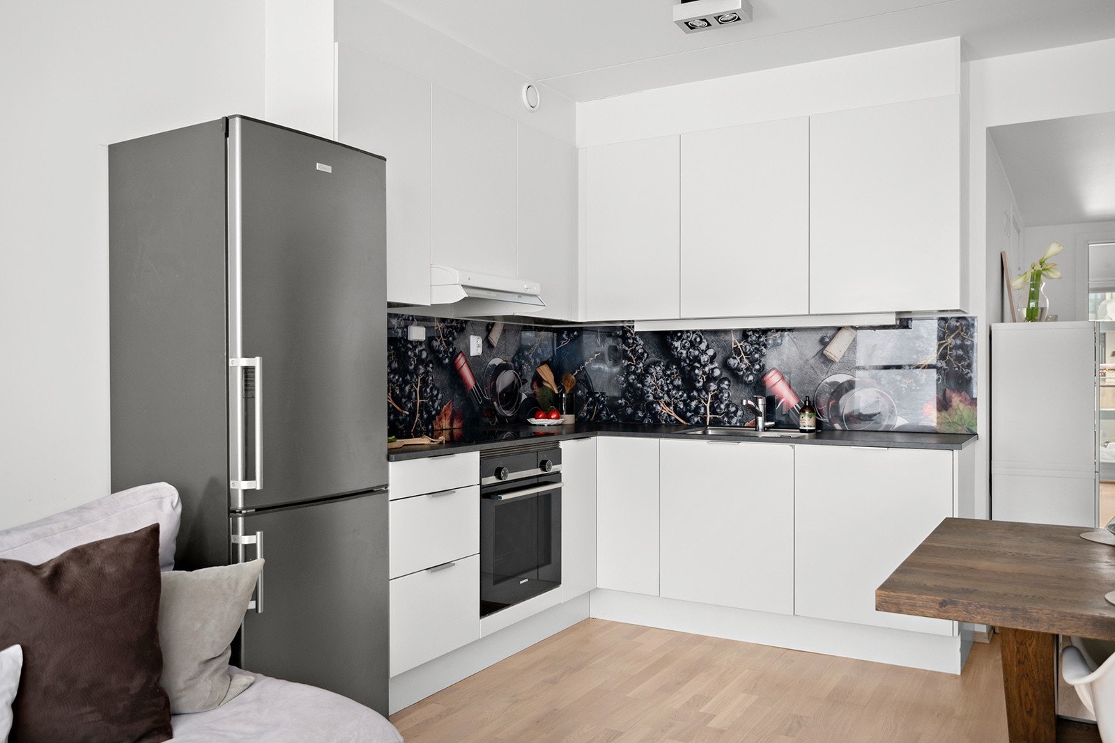 Kjøkkeninnredning med glatte fronter fra byggeår, benkeplate av laminat. Galleribilde