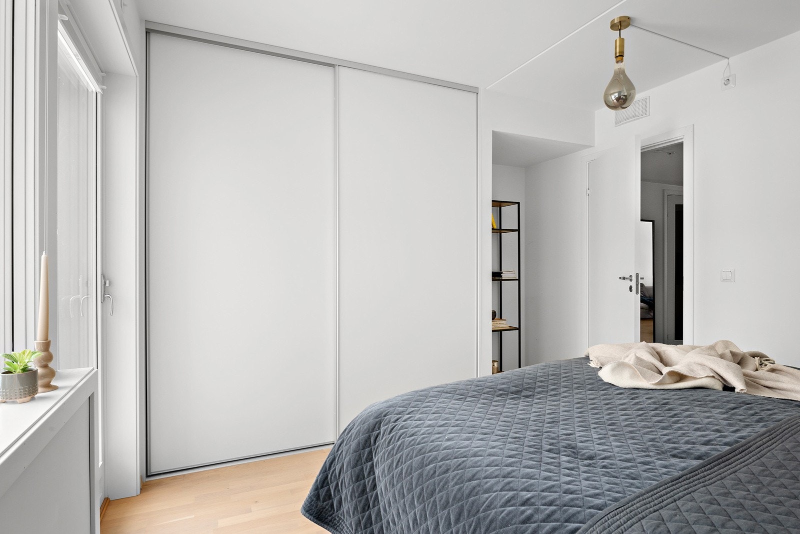 Skyvedørsgarderobe med god plass til oppbevaring. Galleribilde