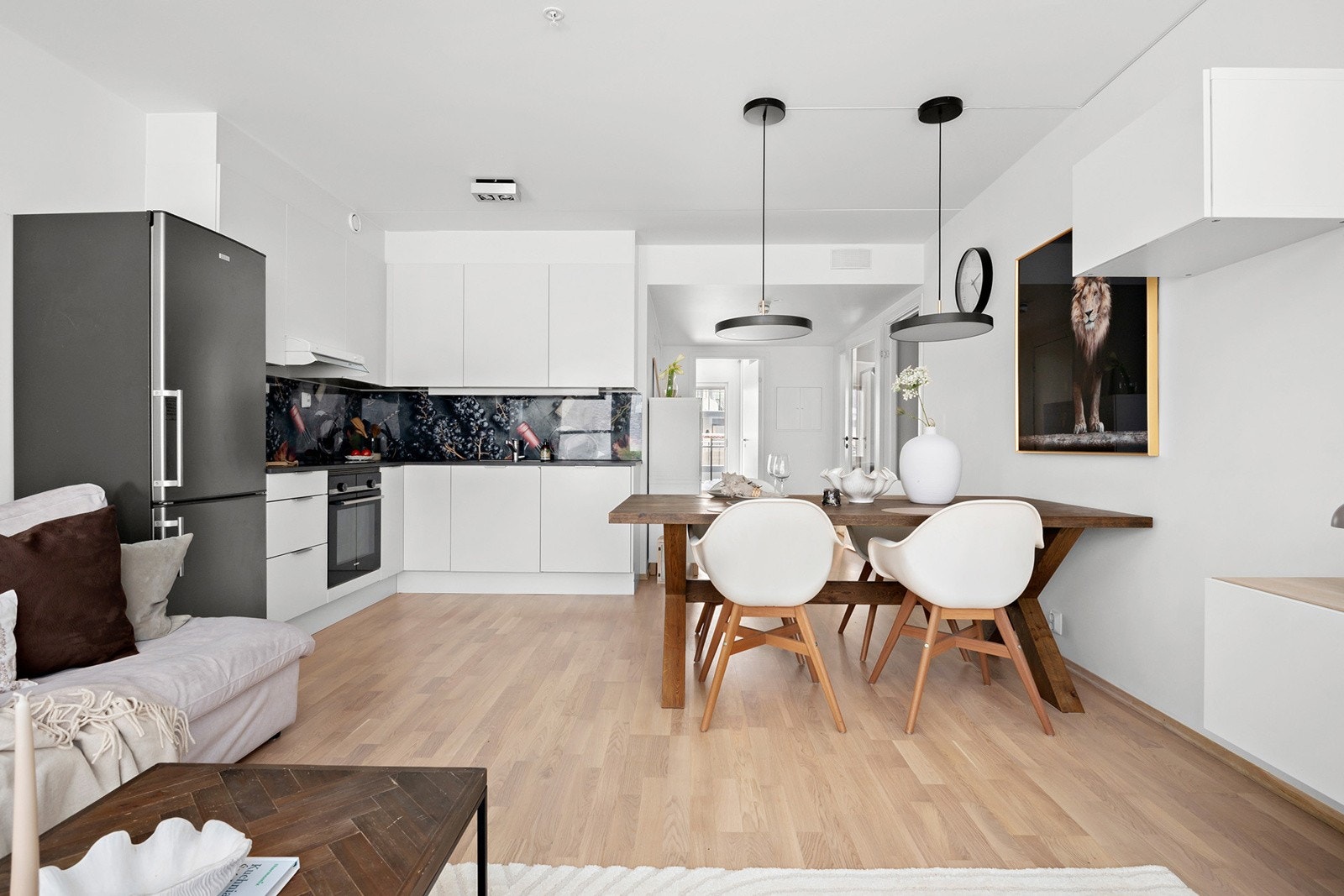 Her er det god plass til sofagruppe, tv-benk og spisebord. Galleribilde