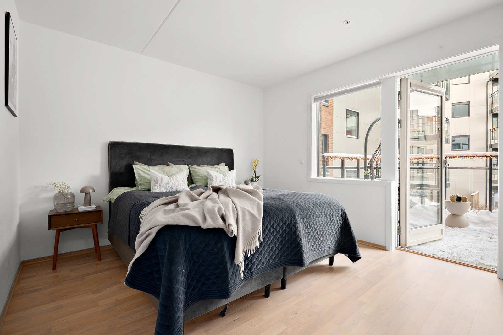 Hovedsoverom med god plass til dobbeltseng, garderobe og nattbord. Galleribilde