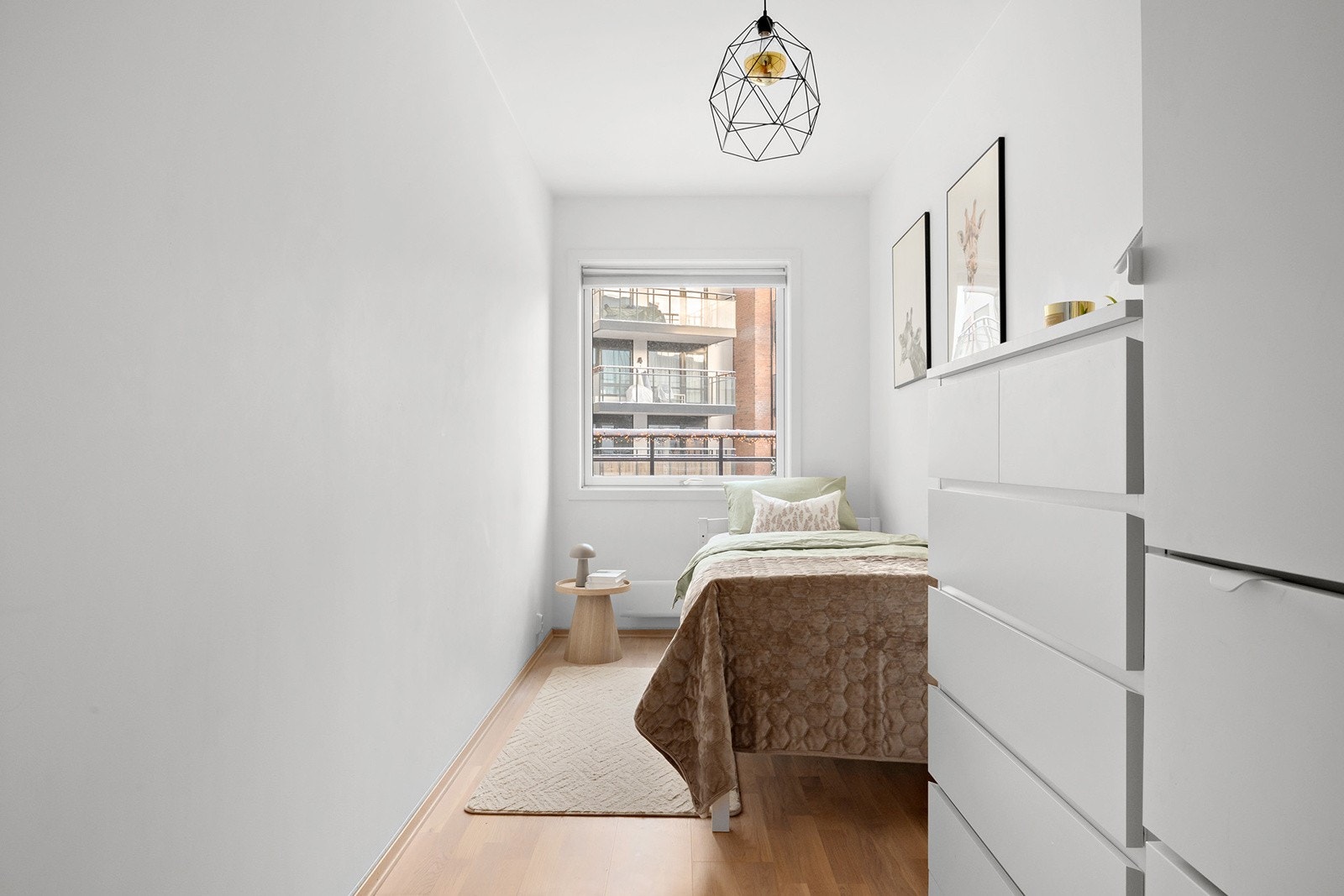 Leilighetens andre soverom er også av god størrelse med plass til seng, nattbord og garderobe. Galleribilde