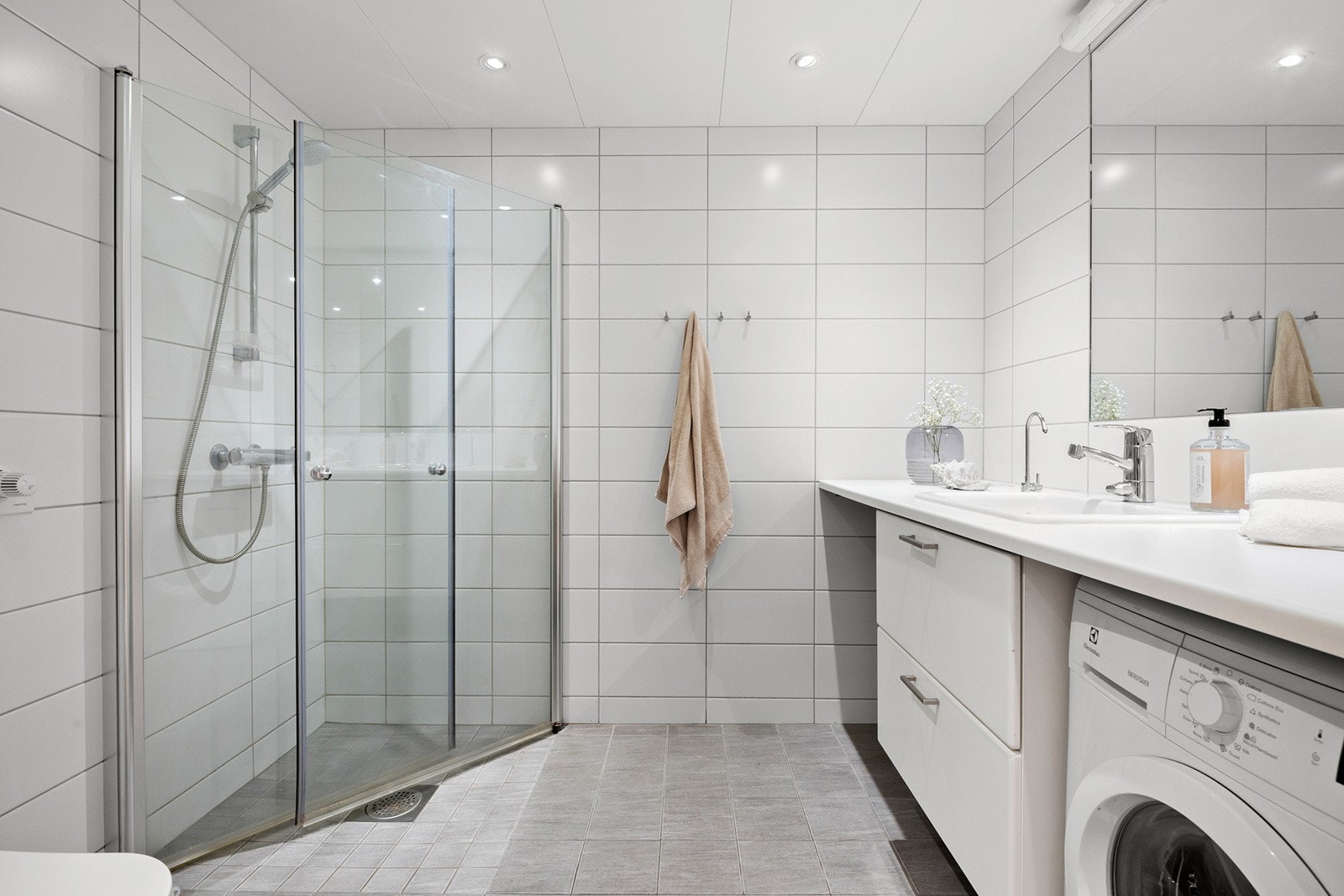 Pent flislagt bad med varme i gulv og downlights i himling. Galleribilde