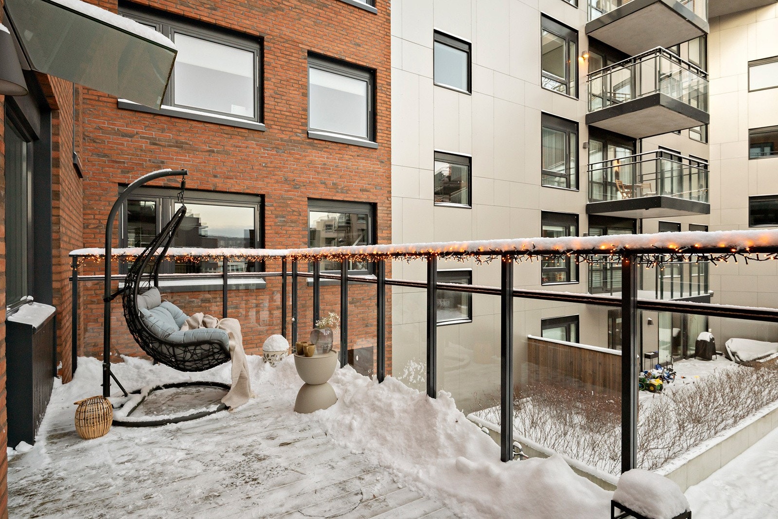 Vender ut mot rolig gårdsrom. Galleribilde