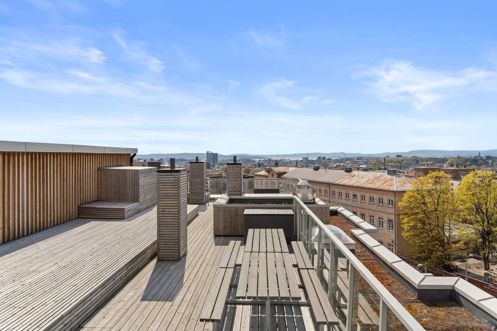 Tilgang til en herlig, felles takterrasse (inngang fra B-oppgang) med sol fra morgen til kveld og fantastisk utsikt. Galleribilde