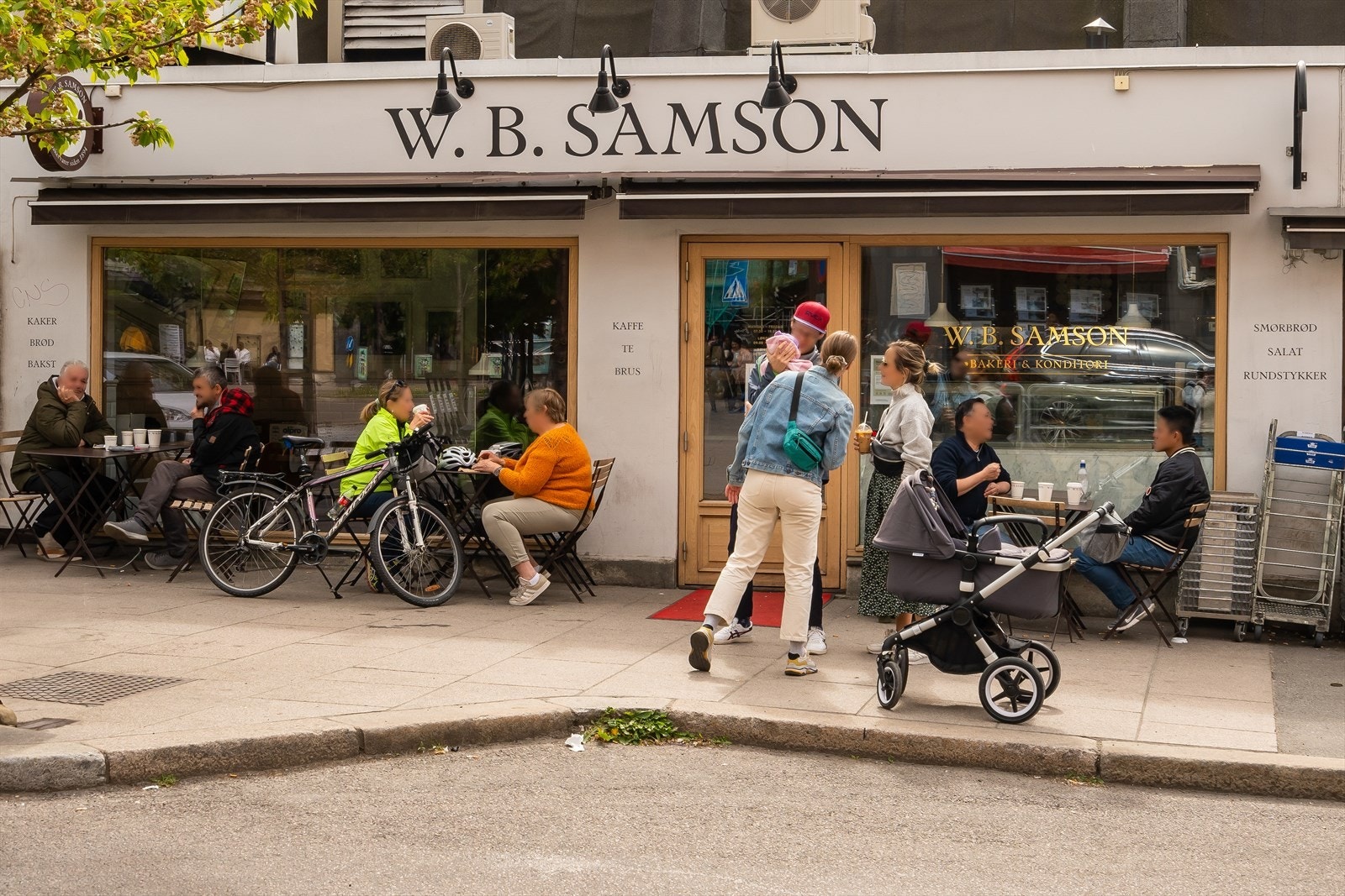 Det finnes også flere hyggelige kaféer og spisesteder på Carl Berner, som blant annet W.B. Samson. Galleribilde