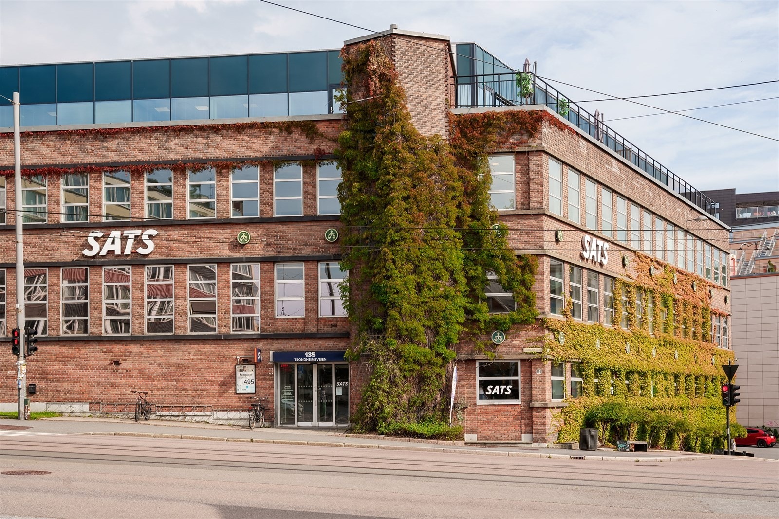 Omtrent rett utenfor døren finner du også SATS og Bare Trening treningssenter, samt flere butikker, serveringssteder og umiddelbar nærhet til et rikt kollektivtilbud. Galleribilde