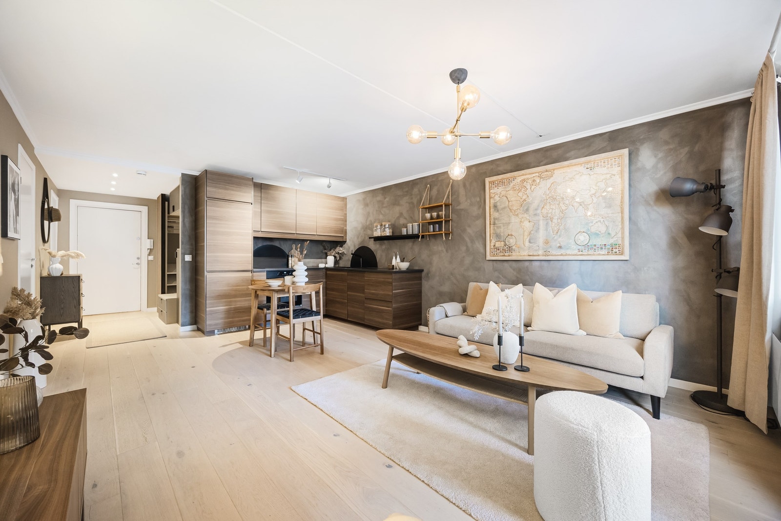 Velkommen til en attraktiv og sentral leilighet med vestvendt balkong, samt garasjeplass m/ elbil lader. Galleribilde