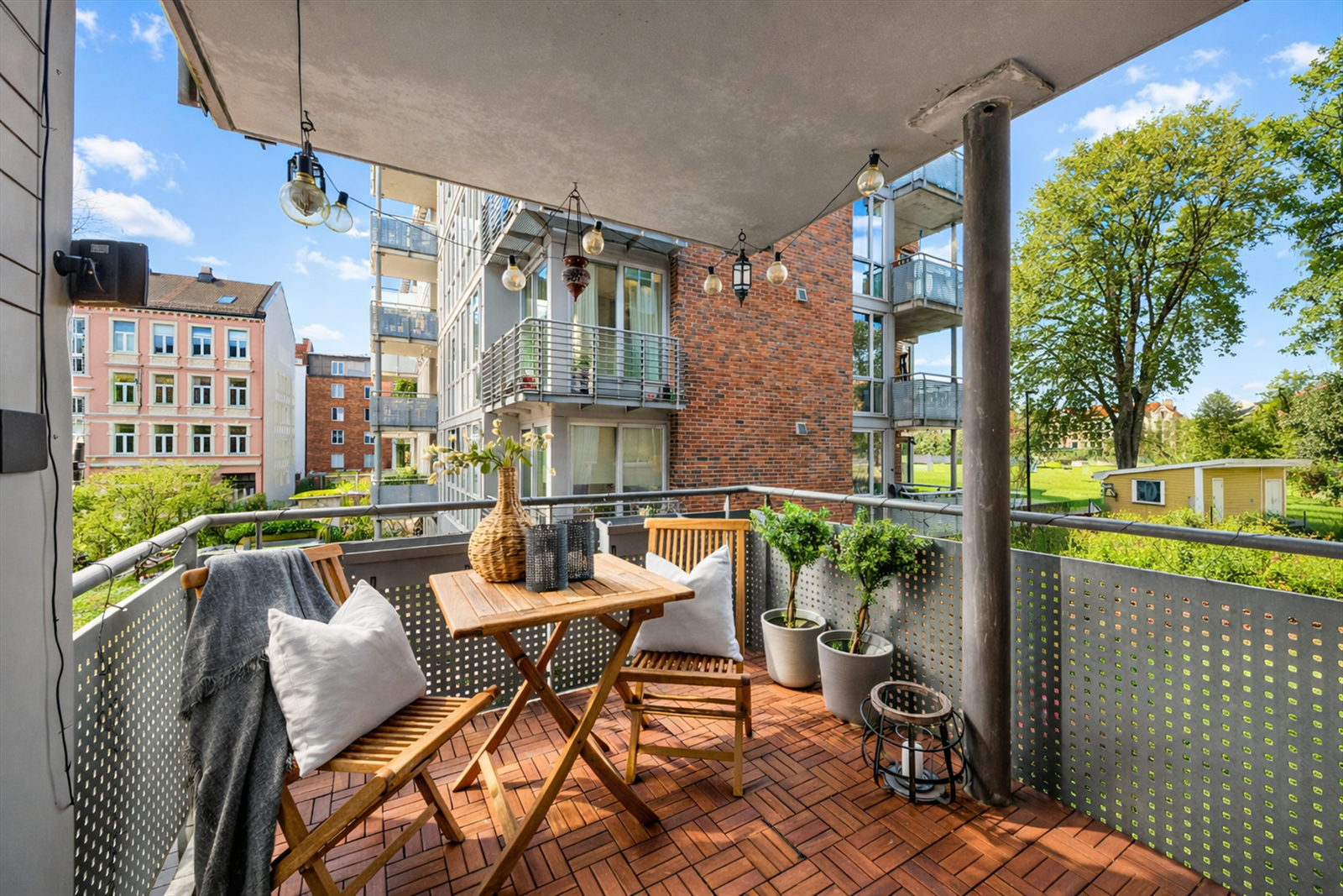 Vestvendt balkong vendt mot bakgård. (Bildet er Ai generert) Galleribilde