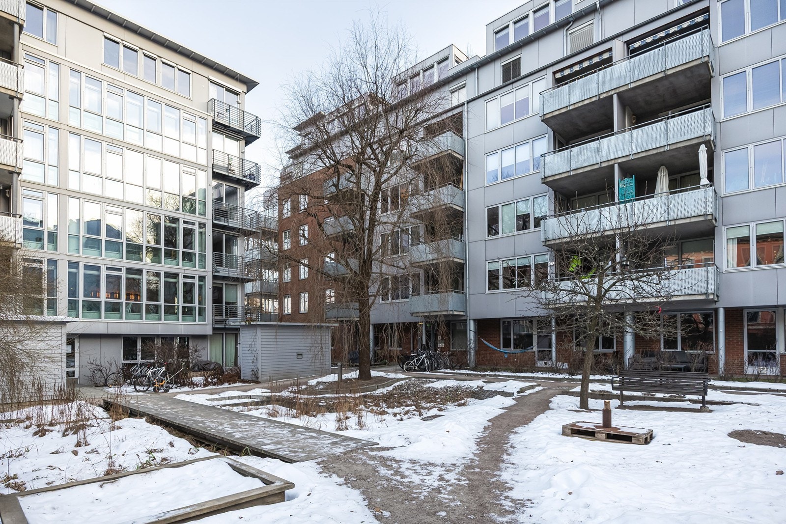 Bakgård. Galleribilde