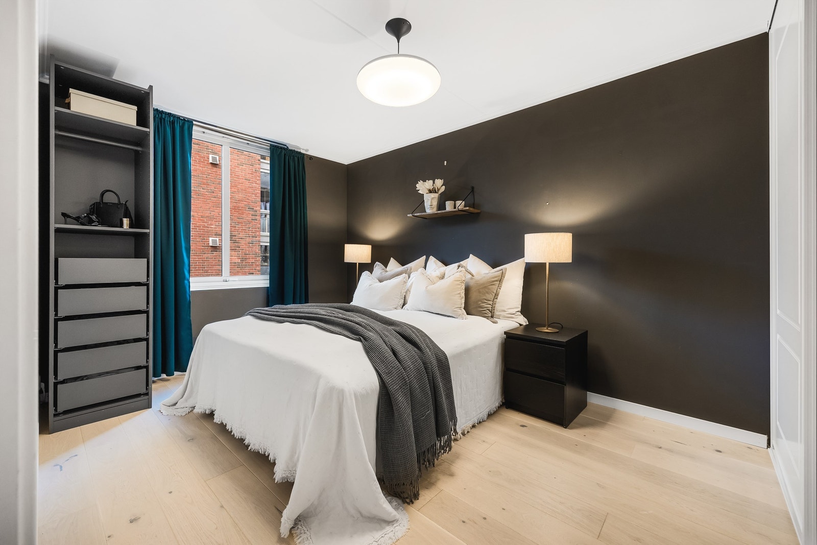 Hovedsoverommet er romslig og har god plass til dobbeltseng, nattbord og øvrig møblement. Galleribilde