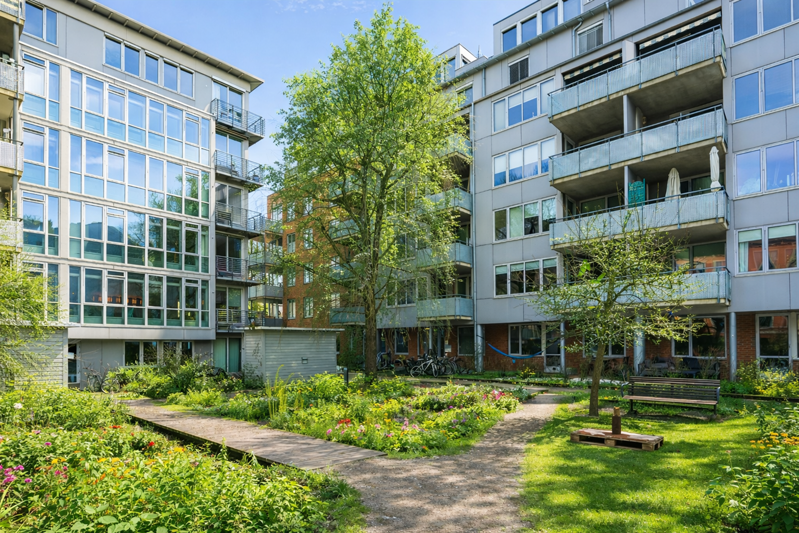 Bakgård. (Bildet er Ai generert) Galleribilde